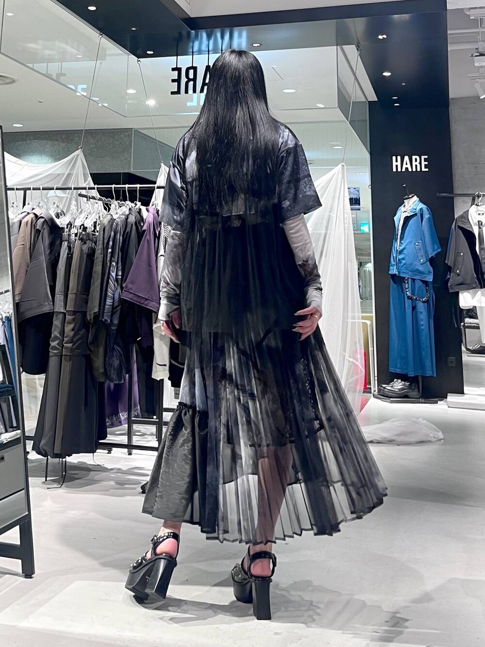 ブラック系のサンダル、ブラック系のスカート、ブラック系のシャツ/ブラウスを着用したレディースの春コーディネートの4枚目の写真