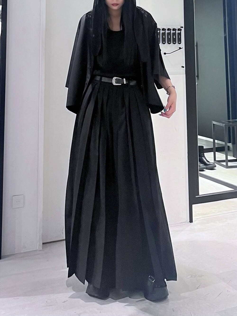 ブラック系のサンダル、ブラック系のその他パンツ、ブラック系のシャツ/ブラウスを着用したレディースの春コーディネートの4枚目の写真
