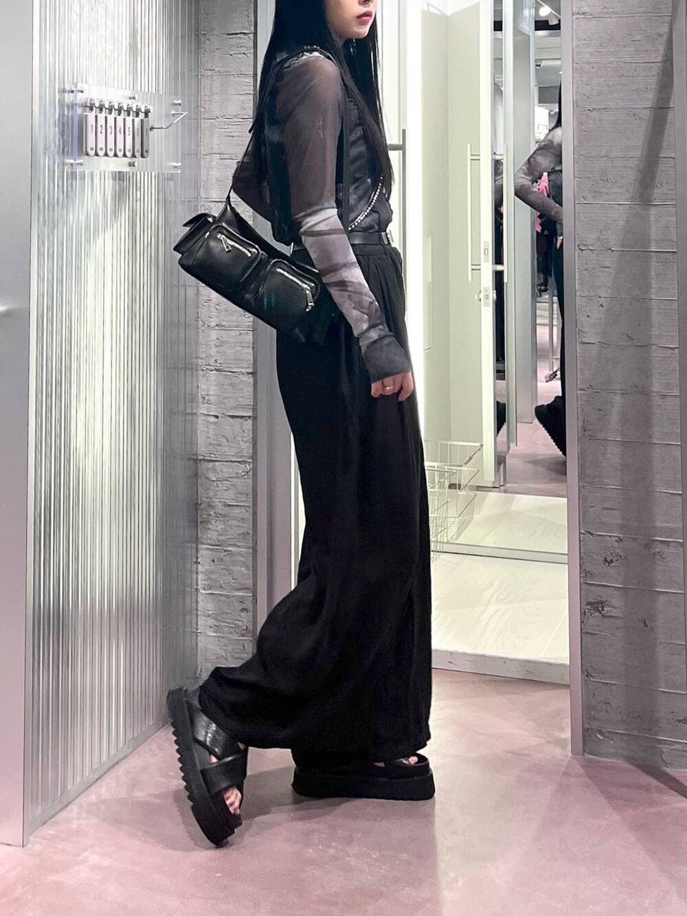 ブラック系のサンダル、ブラック系のショルダーバッグ、ブラック系のその他パンツを着用したレディースの夏コーディネートの4枚目の写真