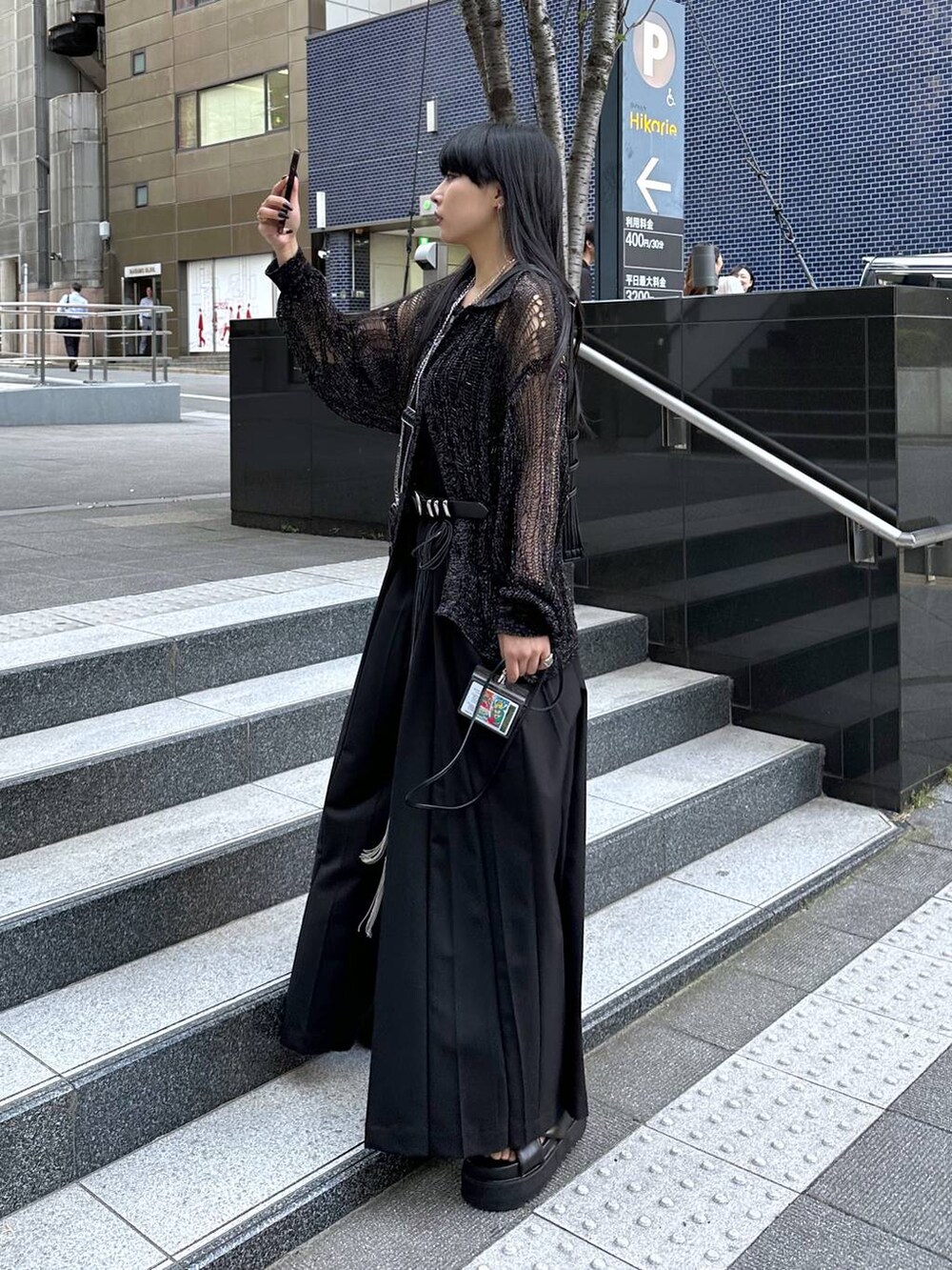 ブラック系のサンダル、ブラック系のその他パンツ、ブラック系のシャツ/ブラウスを着用したレディースの夏コーディネートの3枚目の写真