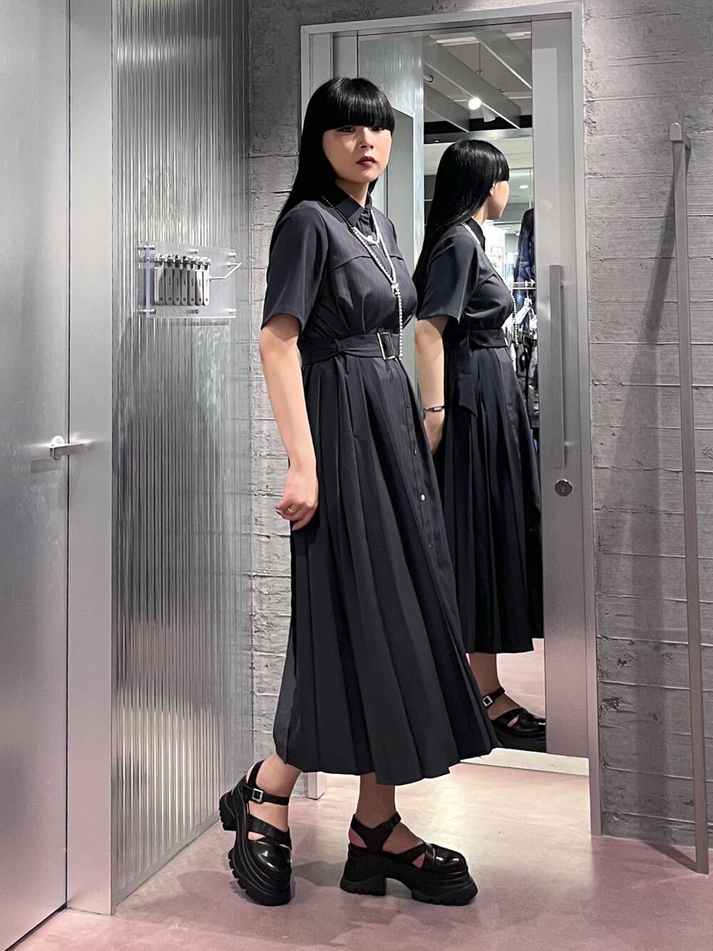 その他のワンピース、ブラック系のサンダル、ゴールド系のネックレスを着用したレディースの春コーディネートの3枚目の写真