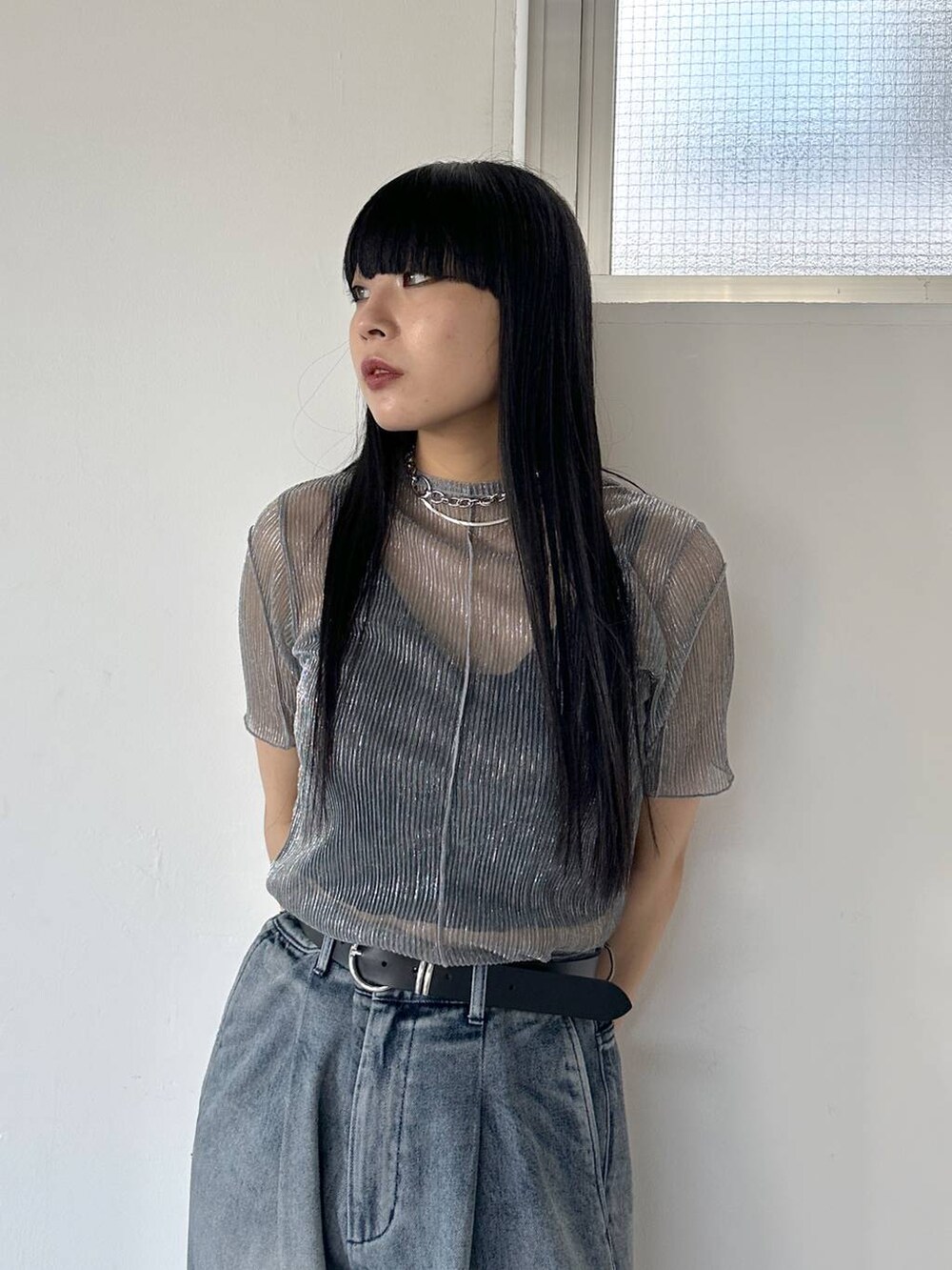 ブラック系のサンダル、パープル系のデニムパンツ、グレー系のTシャツ/カットソーを着用したレディースの春コーディネートの2枚目の写真