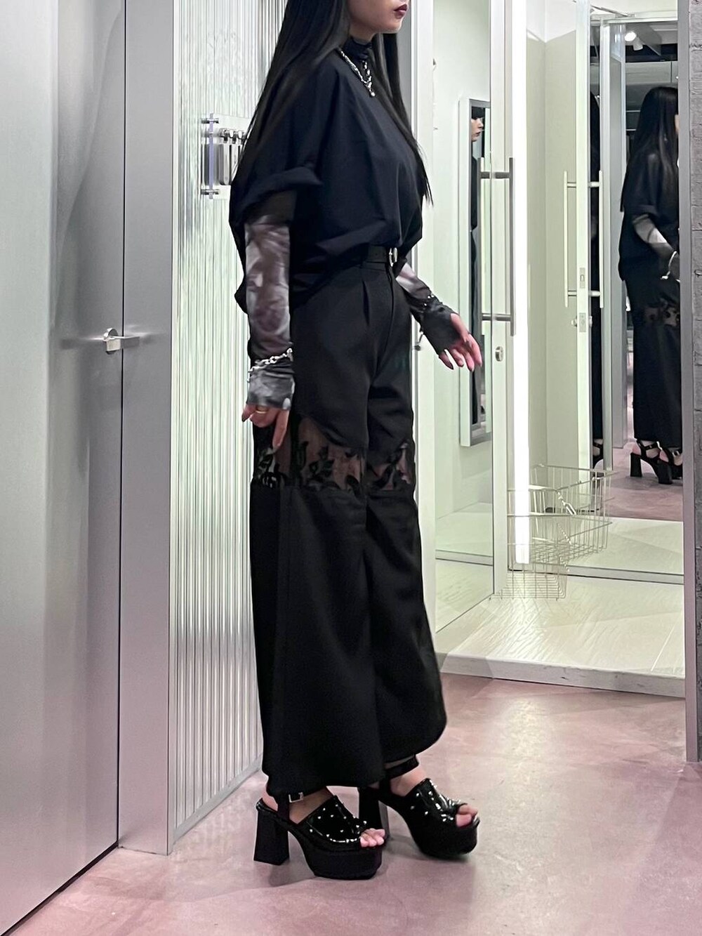 ブラック系のサンダル、ブラック系のその他パンツ、ブラック系のTシャツ/カットソーを着用したレディースの夏コーディネートの3枚目の写真