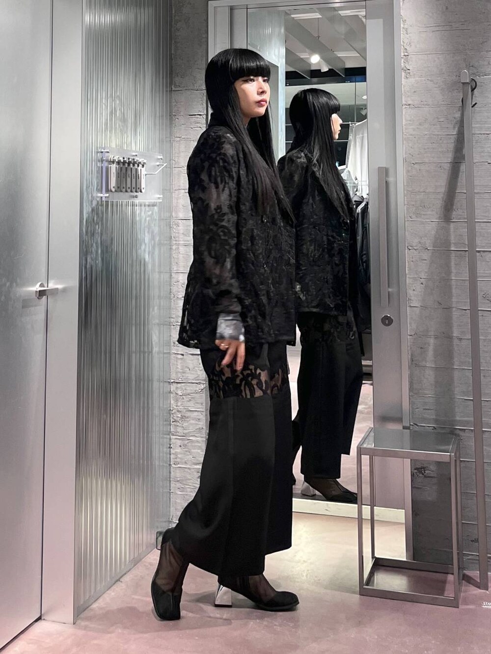 ブラック系のテーラードジャケット、ブラック系のその他パンツ、シルバー系のネックレスを着用したレディースの夏コーディネートの5枚目の写真