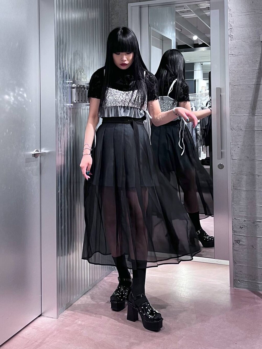 ブラック系のサンダル、シルバー系のチューブトップ、ブラック系のTシャツ/カットソーを着用したレディースの春コーディネートの3枚目の写真