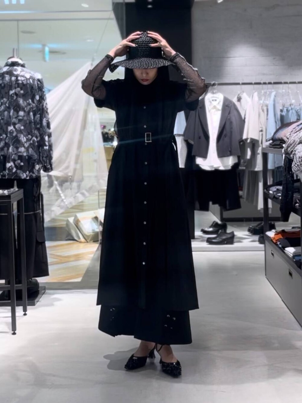 ブラック系のパンプス、ブラック系のその他パンツ、ブラック系のTシャツ/カットソーを着用したレディースの春コーディネートの5枚目の写真
