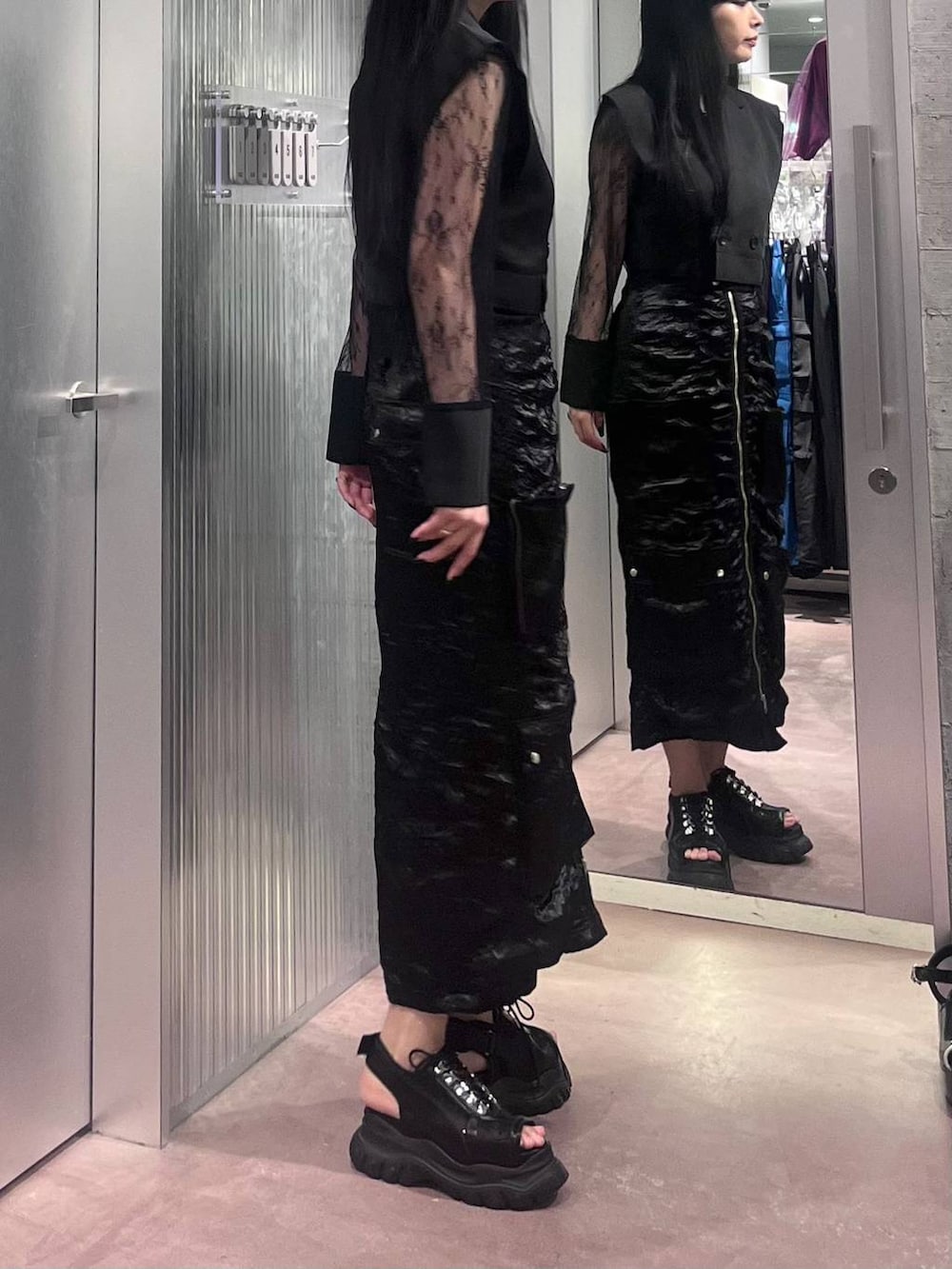 ブラック系のサンダル、ブラック系のテーラードジャケット、ブラック系のスカートを着用したレディースの夏コーディネートの3枚目の写真