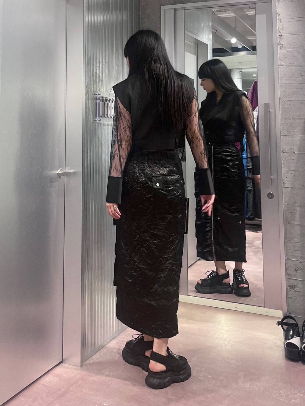 ブラック系のサンダル、ブラック系のテーラードジャケット、ブラック系のスカートを着用したレディースの夏コーディネートの4枚目の写真