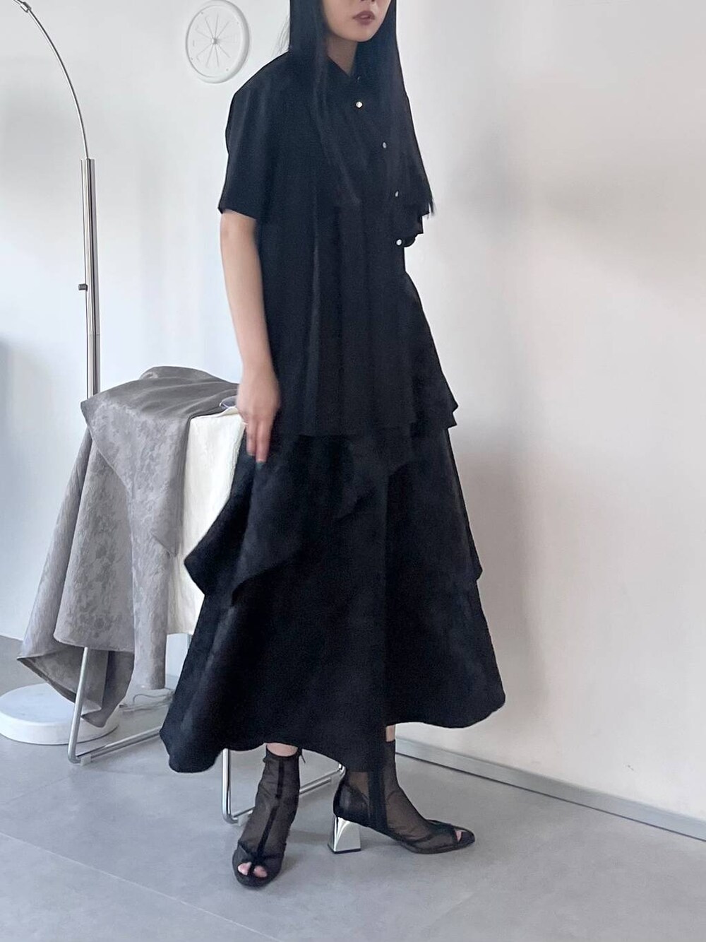 ブラック系のサンダル、ブラック系のシャツ/ブラウス、ブラック系のスカートを着用したレディースの春コーディネートの6枚目の写真
