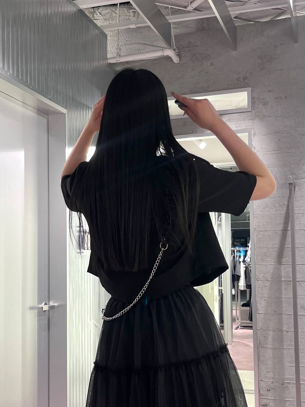 ブラック系のサンダル、ブラック系のその他パンツ、ブラック系のテーラードジャケットを着用したレディースの夏コーディネートの8枚目の写真