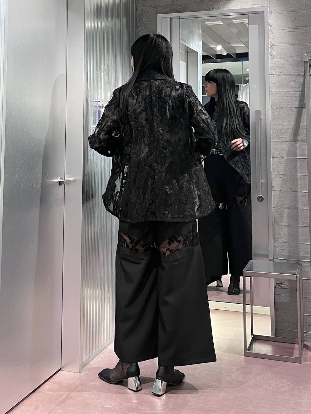 ブラック系のテーラードジャケット、ブラック系のその他パンツ、シルバー系のネックレスを着用したレディースの夏コーディネートの6枚目の写真