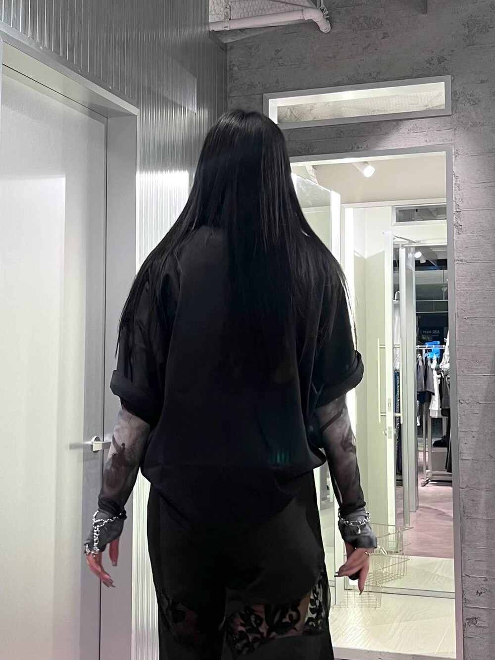 ブラック系のサンダル、ブラック系のその他パンツ、ブラック系のTシャツ/カットソーを着用したレディースの夏コーディネートの7枚目の写真