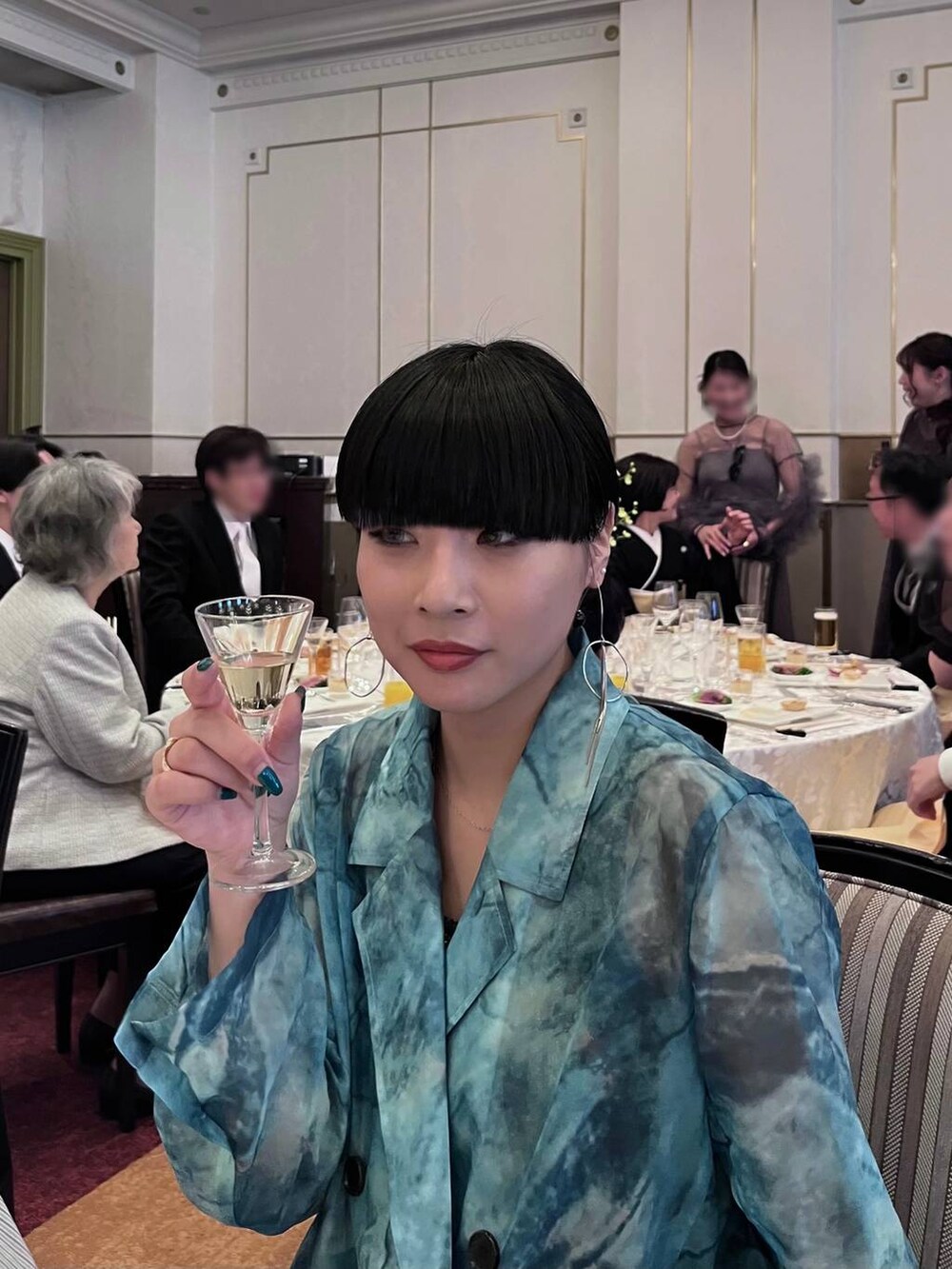 ブラック系のタンクトップ、ブラック系のスカート、グリーン系のテーラードジャケットを着用したレディースの春コーディネートの5枚目の写真