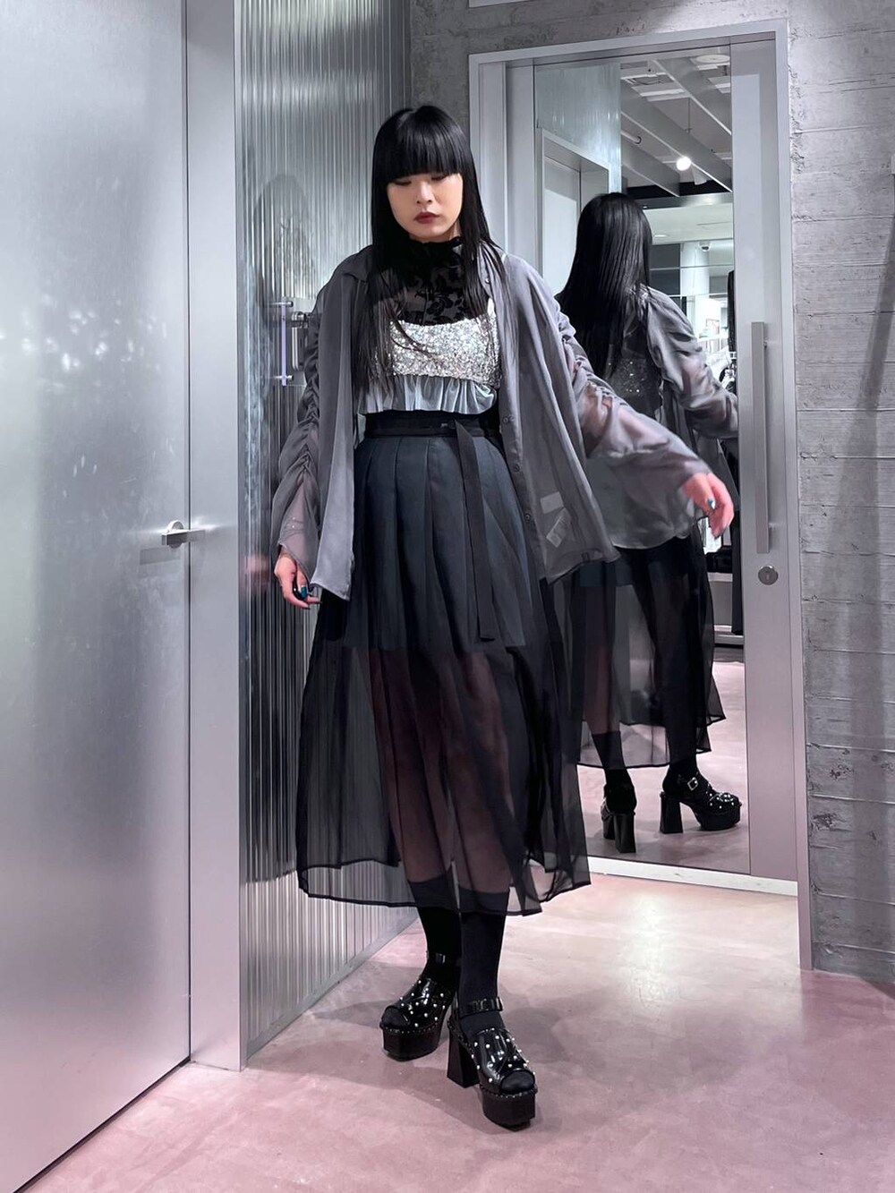 ブラック系のサンダル、シルバー系のチューブトップ、ブラック系のTシャツ/カットソーを着用したレディースの春コーディネートの4枚目の写真