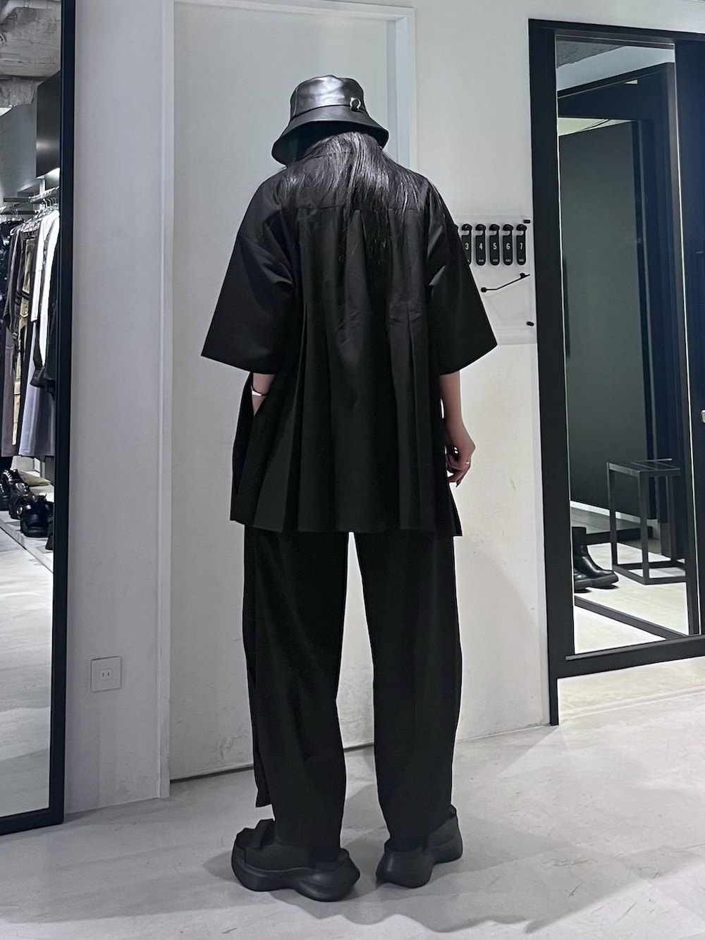 ブラック系のサンダル、ブラック系のネクタイ、ブラック系のその他パンツを着用したレディースの春コーディネートの5枚目の写真