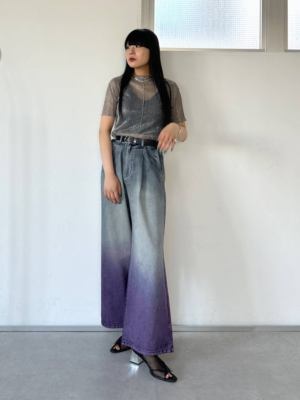 ブラック系のサンダル、パープル系のデニムパンツ、グレー系のTシャツ/カットソーを着用したレディースの春コーディネートの5枚目の写真