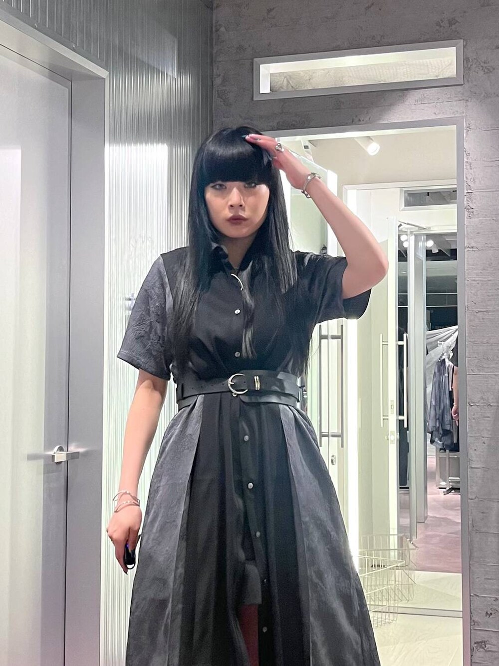 ブラック系のサンダル、グレー系のワンピース、ブラック系のカーゴパンツを着用したレディースの春コーディネートの5枚目の写真