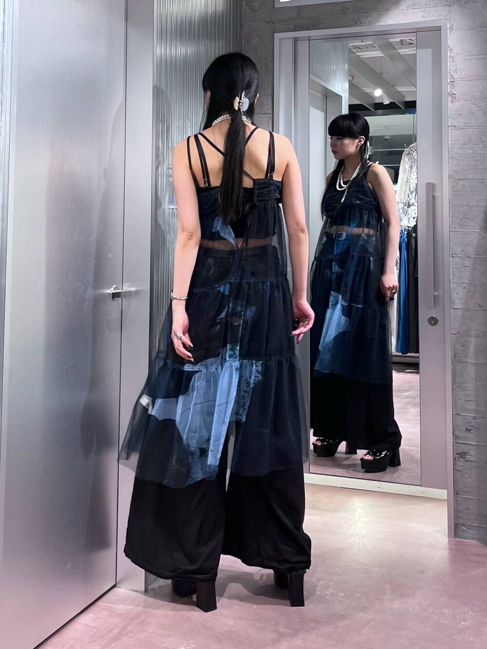 ブラック系のサンダル、ブラック系のその他パンツ、ブラック系のワンピースを着用したレディースの夏コーディネートの4枚目の写真