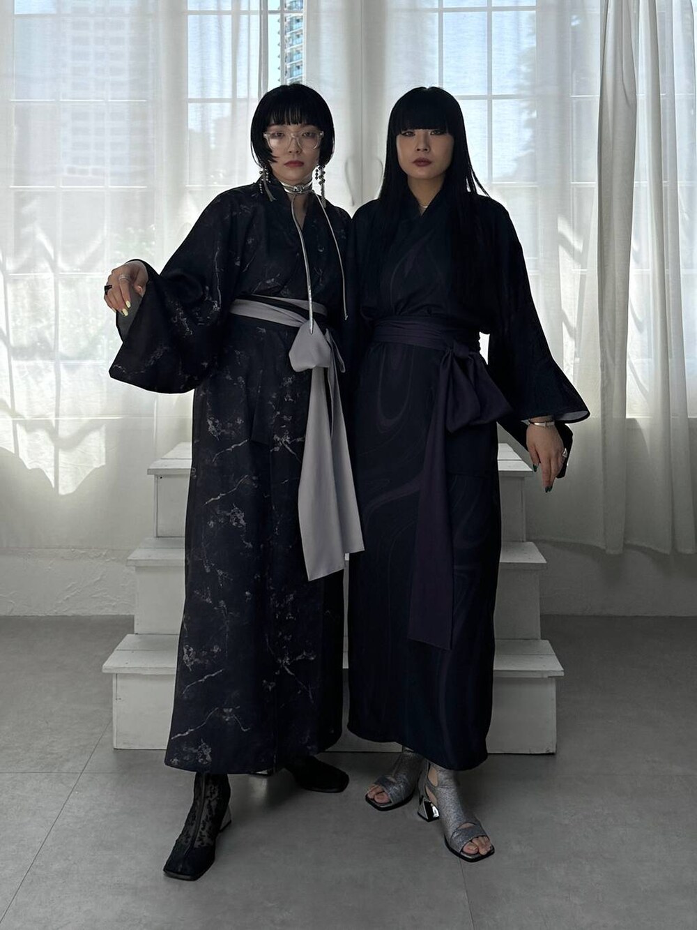 シルバー系のサンダル、ブラック系のブーツ、シルバー系のチョーカーを着用したレディースの春コーディネートの6枚目の写真