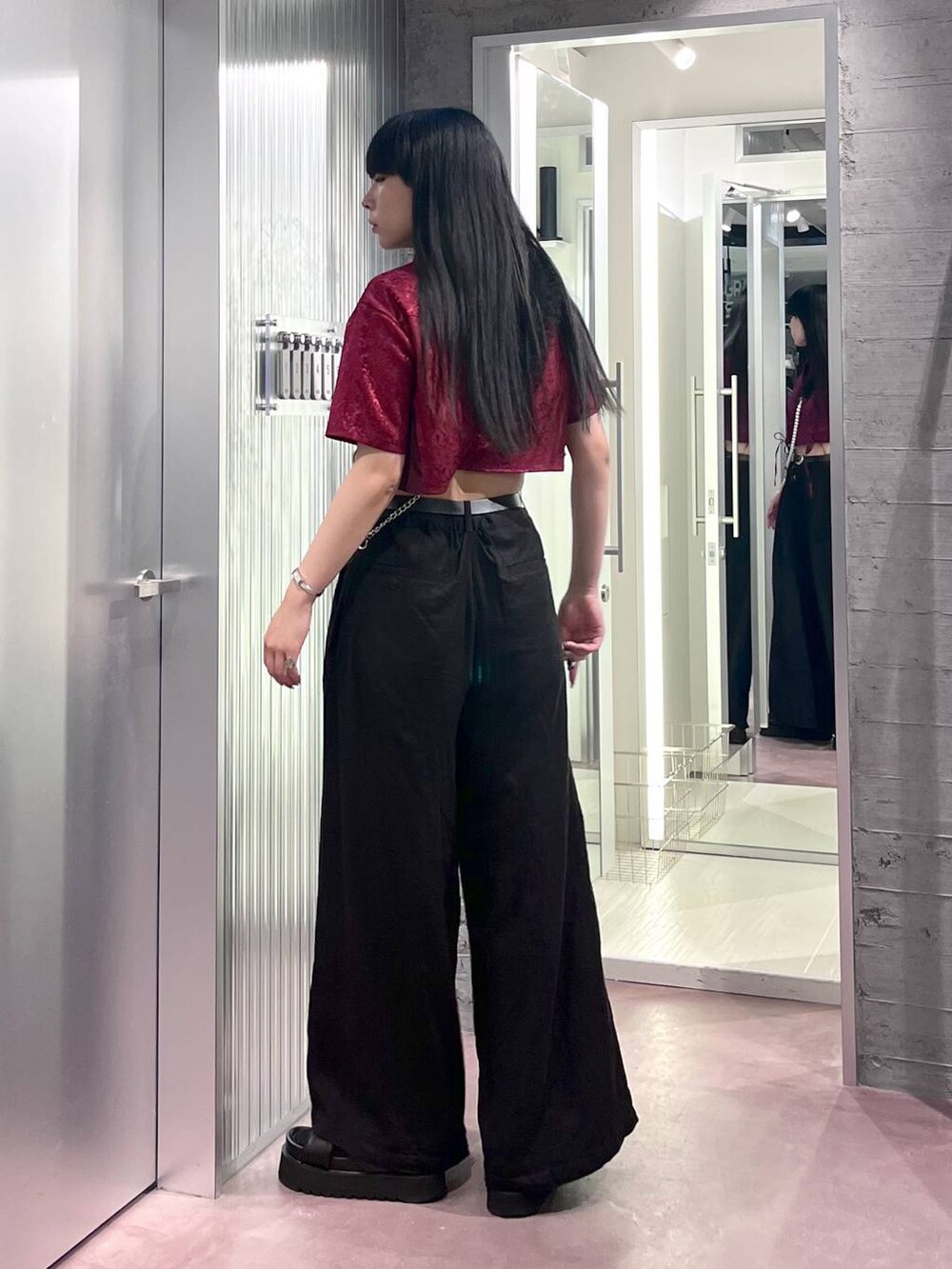 ブラック系のサンダル、レッド系のシャツ/ブラウス、ブラック系のその他パンツを着用したレディースの春コーディネートの5枚目の写真