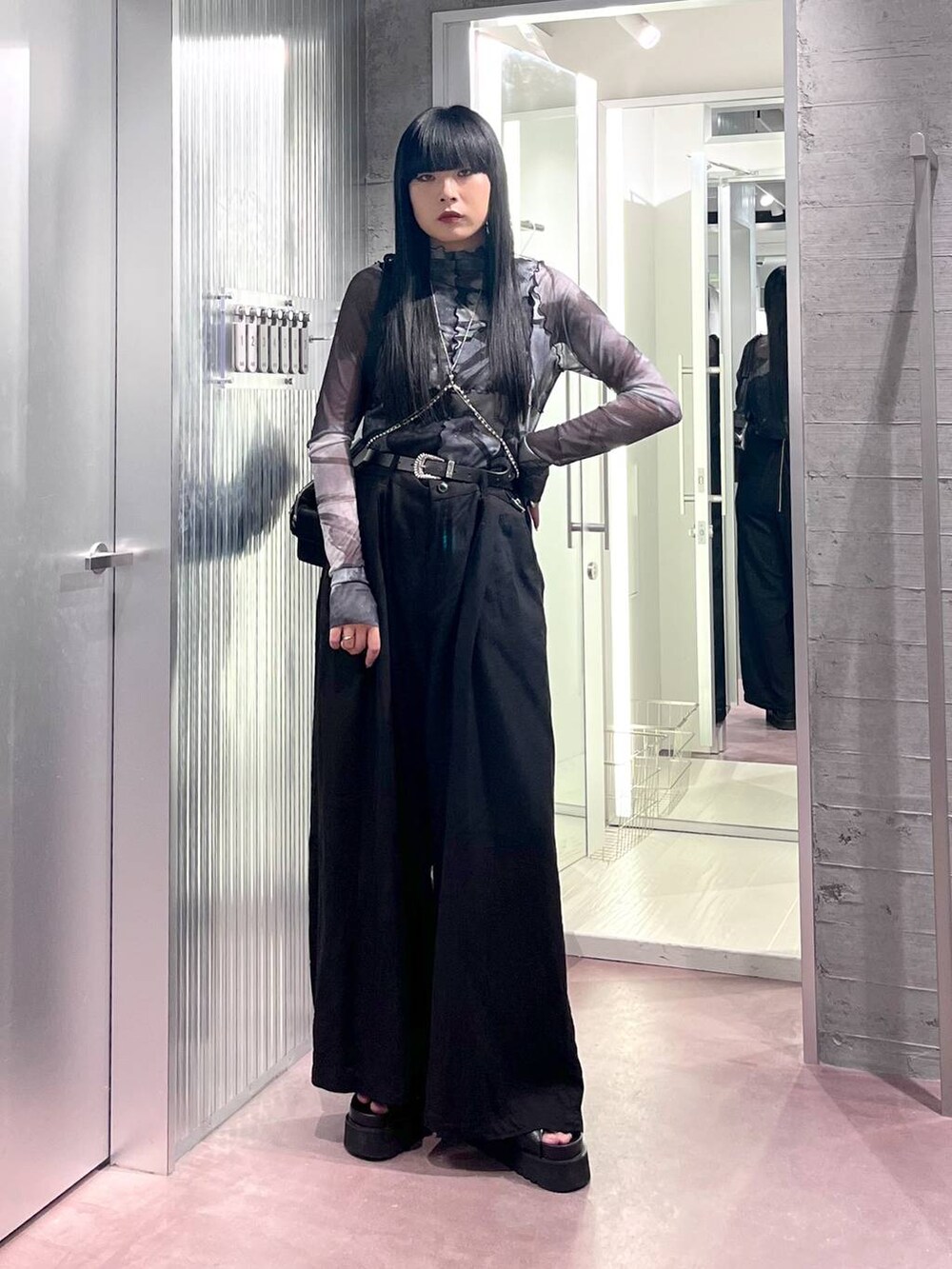 ブラック系のサンダル、ブラック系のショルダーバッグ、ブラック系のその他パンツを着用したレディースの夏コーディネートの2枚目の写真