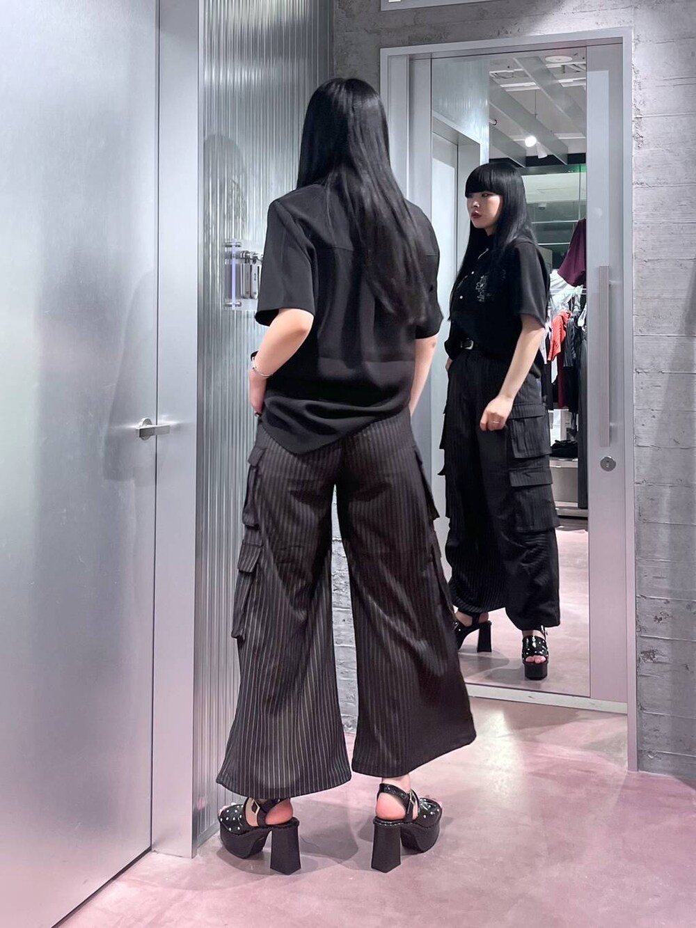 ブラック系のサンダル、ブラック系のシャツ/ブラウス、その他のカーゴパンツを着用したレディースの春コーディネートの4枚目の写真