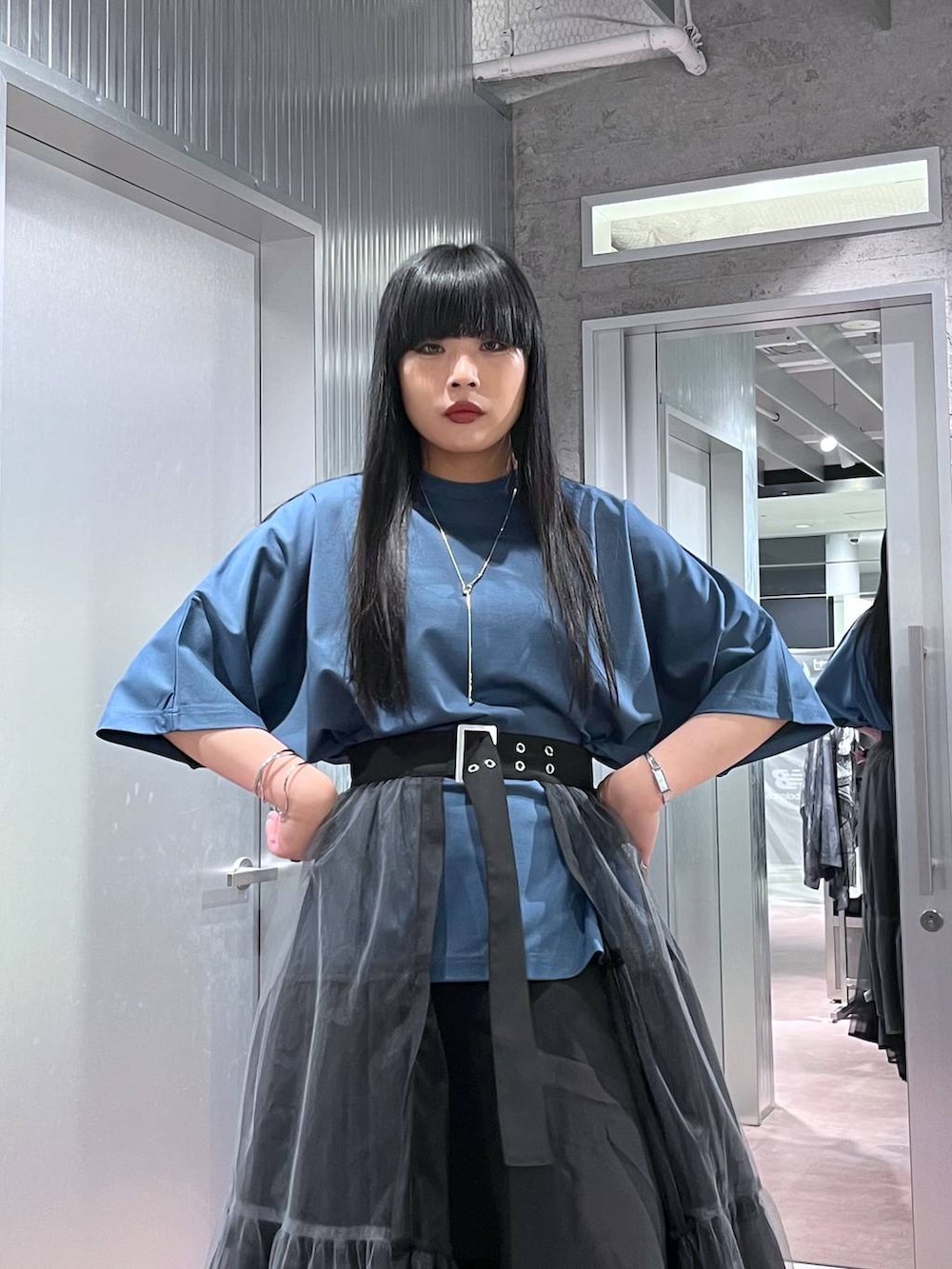 ブラック系のサンダル、ブルー系のTシャツ/カットソー、ブラック系のワンピースを着用したレディースの春コーディネートの4枚目の写真