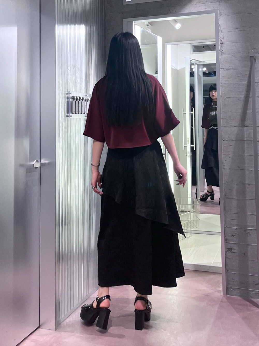 ブラック系のサンダル、レッド系のシャツ/ブラウス、ブラック系のスカートを着用したレディースの春コーディネートの7枚目の写真