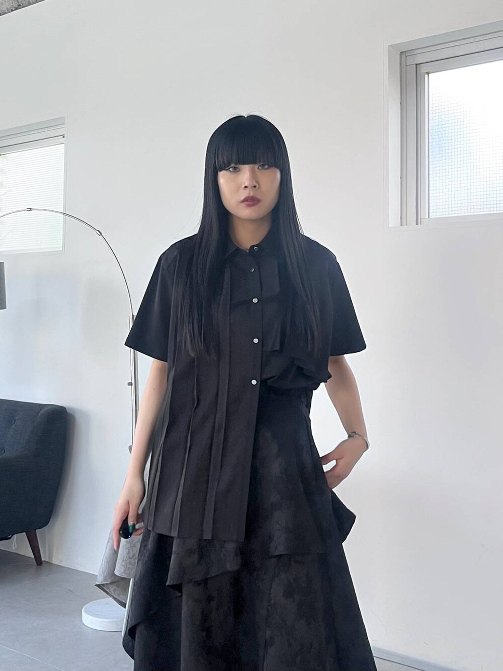 ブラック系のサンダル、ブラック系のシャツ/ブラウス、ブラック系のスカートを着用したレディースの春コーディネートの7枚目の写真