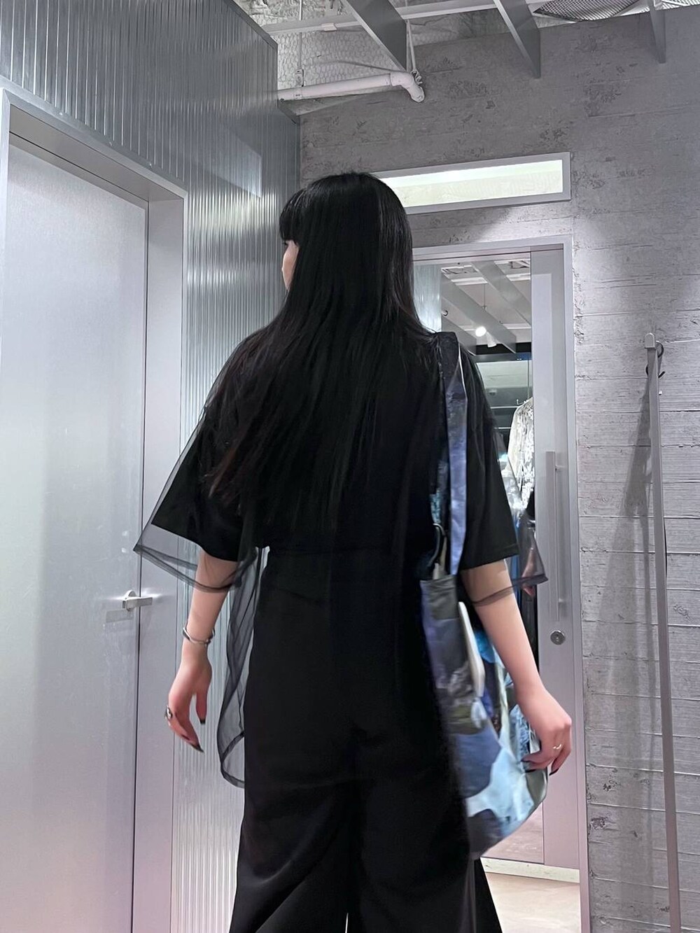 ブラック系のサンダル、ブラック系のトートバッグ、ブラック系のTシャツ/カットソーを着用したレディースの夏コーディネートの5枚目の写真
