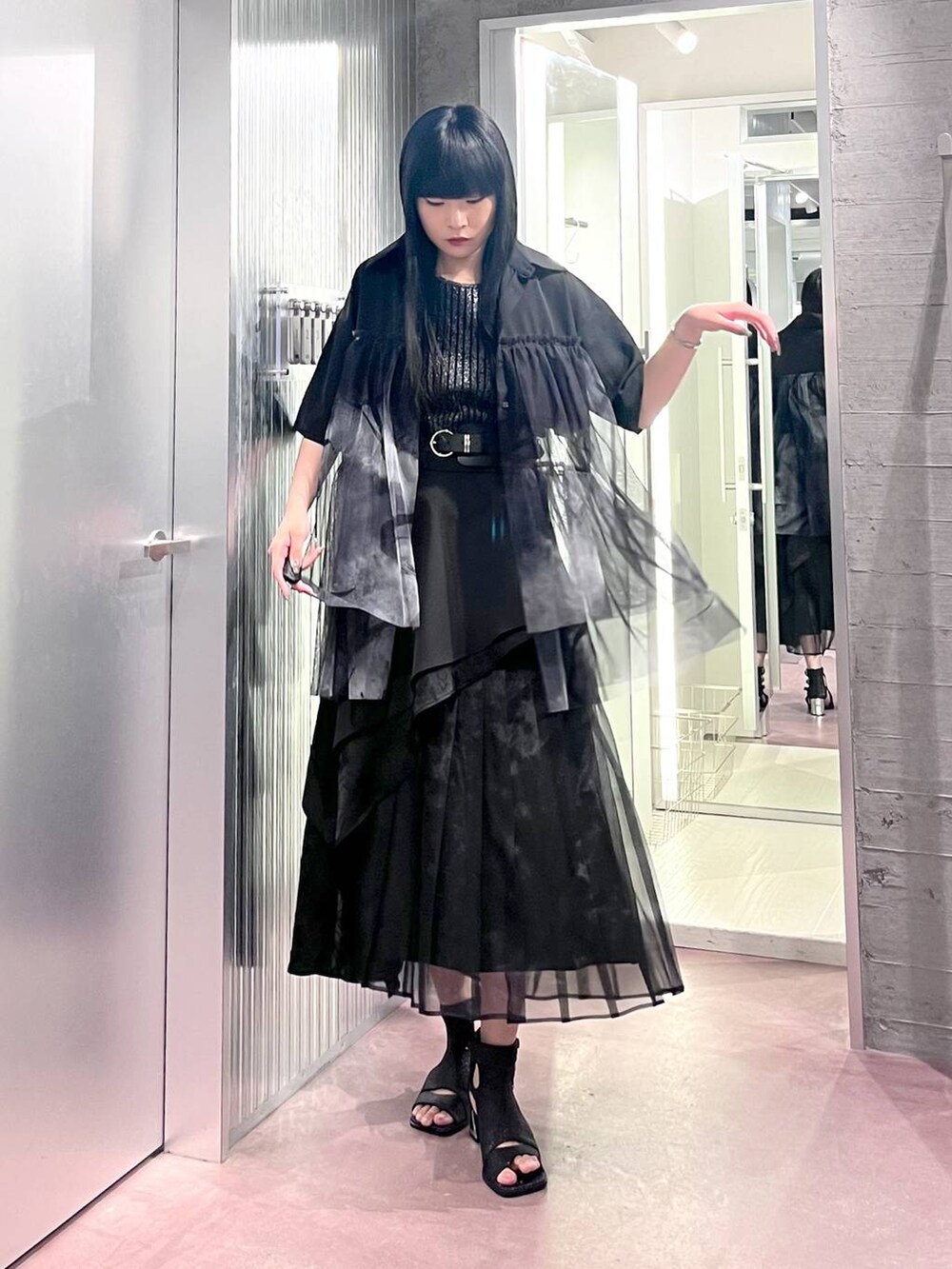 ブラック系のタンクトップ、ブラック系のスカート、ブラック系のサンダルを着用したレディースの夏コーディネートの2枚目の写真