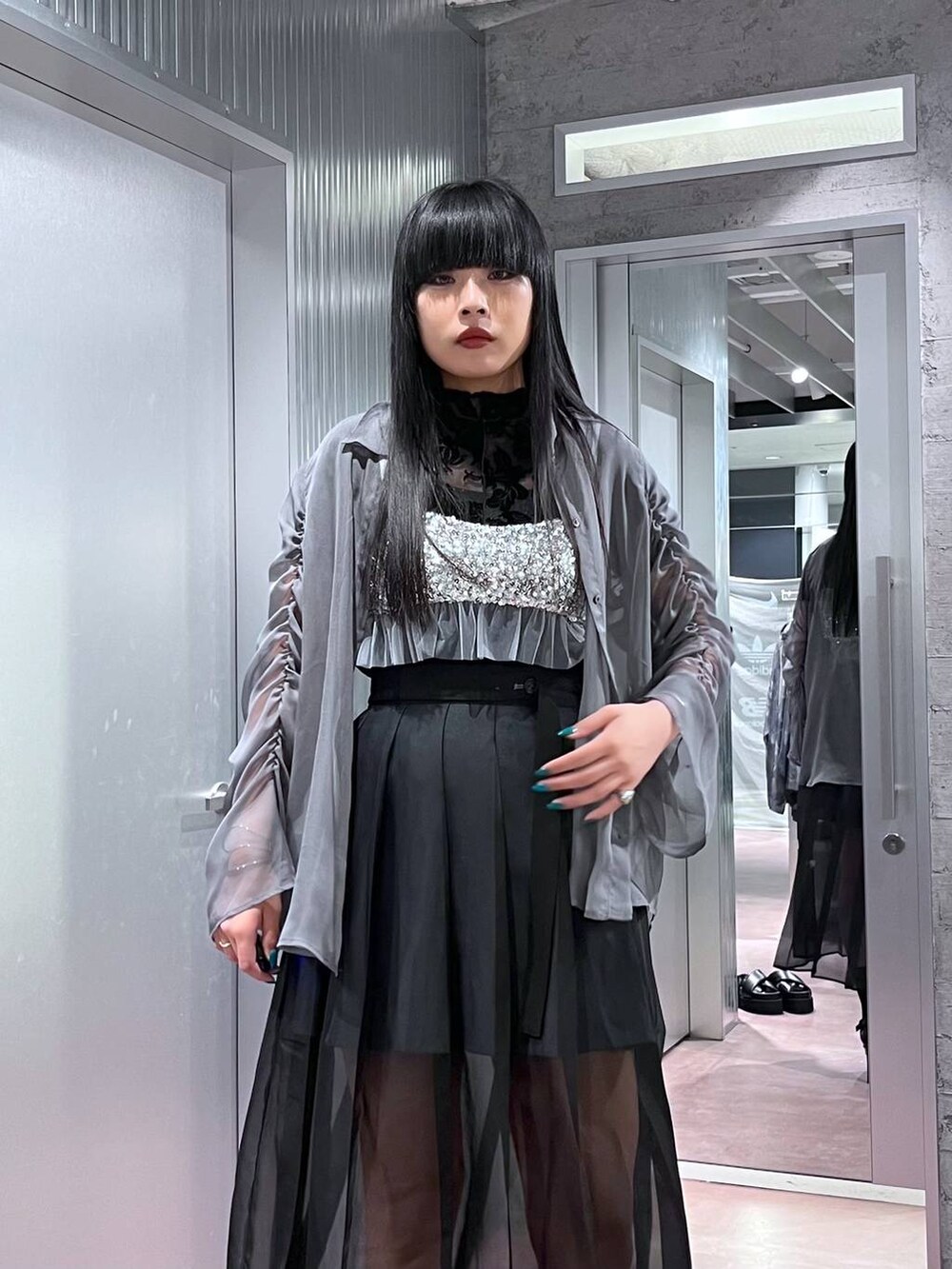 ブラック系のサンダル、シルバー系のチューブトップ、ブラック系のTシャツ/カットソーを着用したレディースの春コーディネートの2枚目の写真