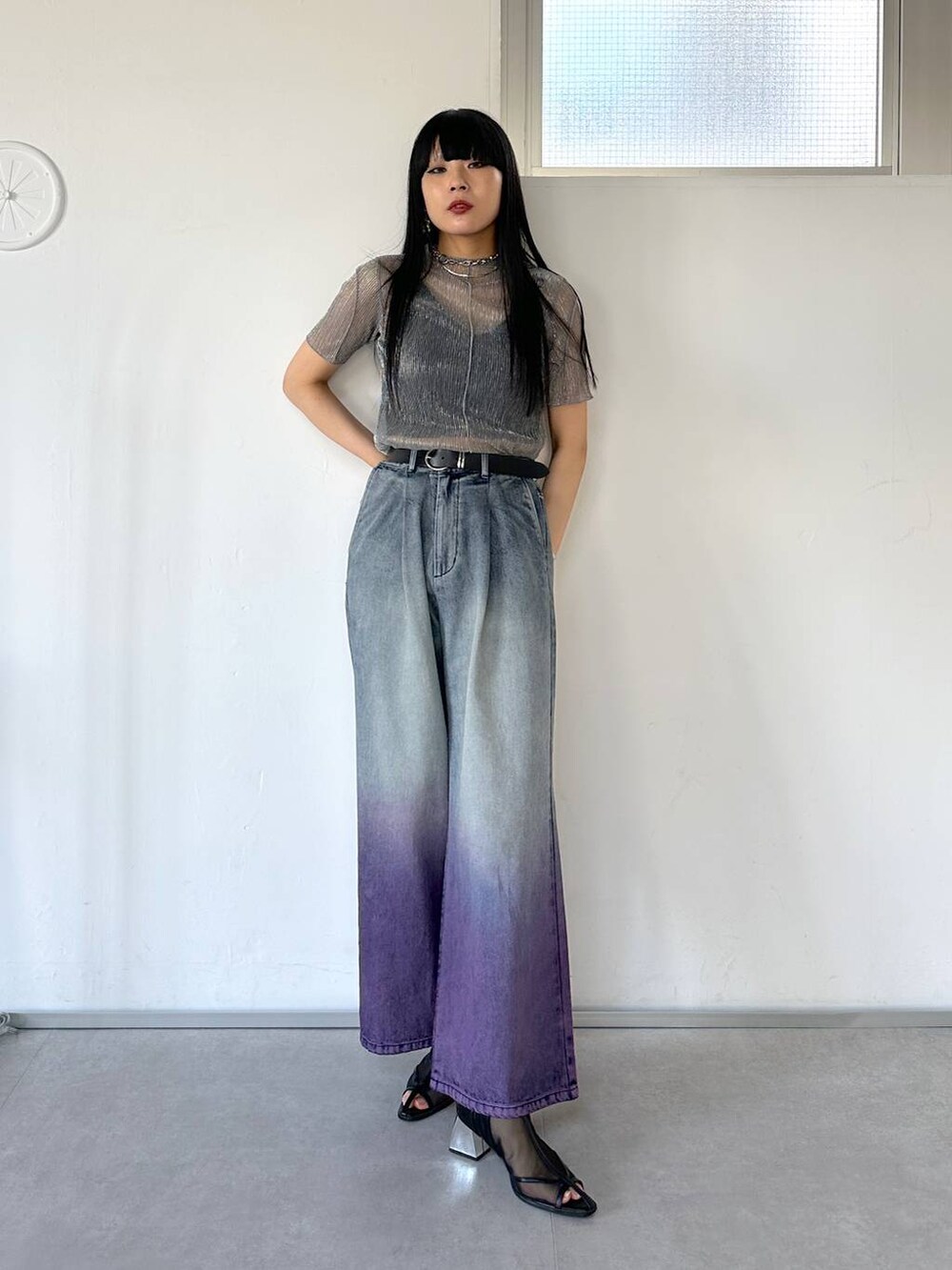 ブラック系のサンダル、パープル系のデニムパンツ、グレー系のTシャツ/カットソーを着用したレディースの春コーディネートの7枚目の写真