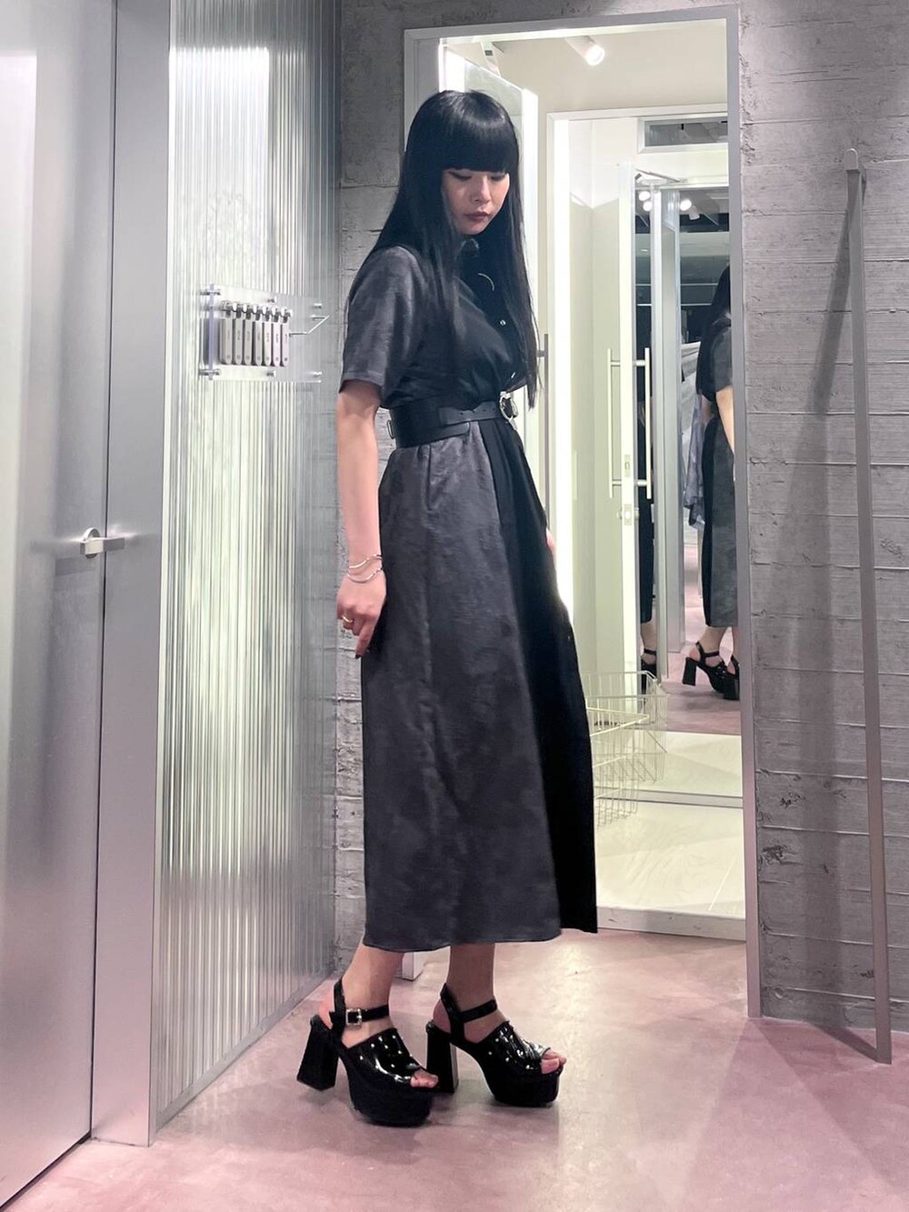 ブラック系のサンダル、グレー系のワンピース、ブラック系のカーゴパンツを着用したレディースの春コーディネートの3枚目の写真