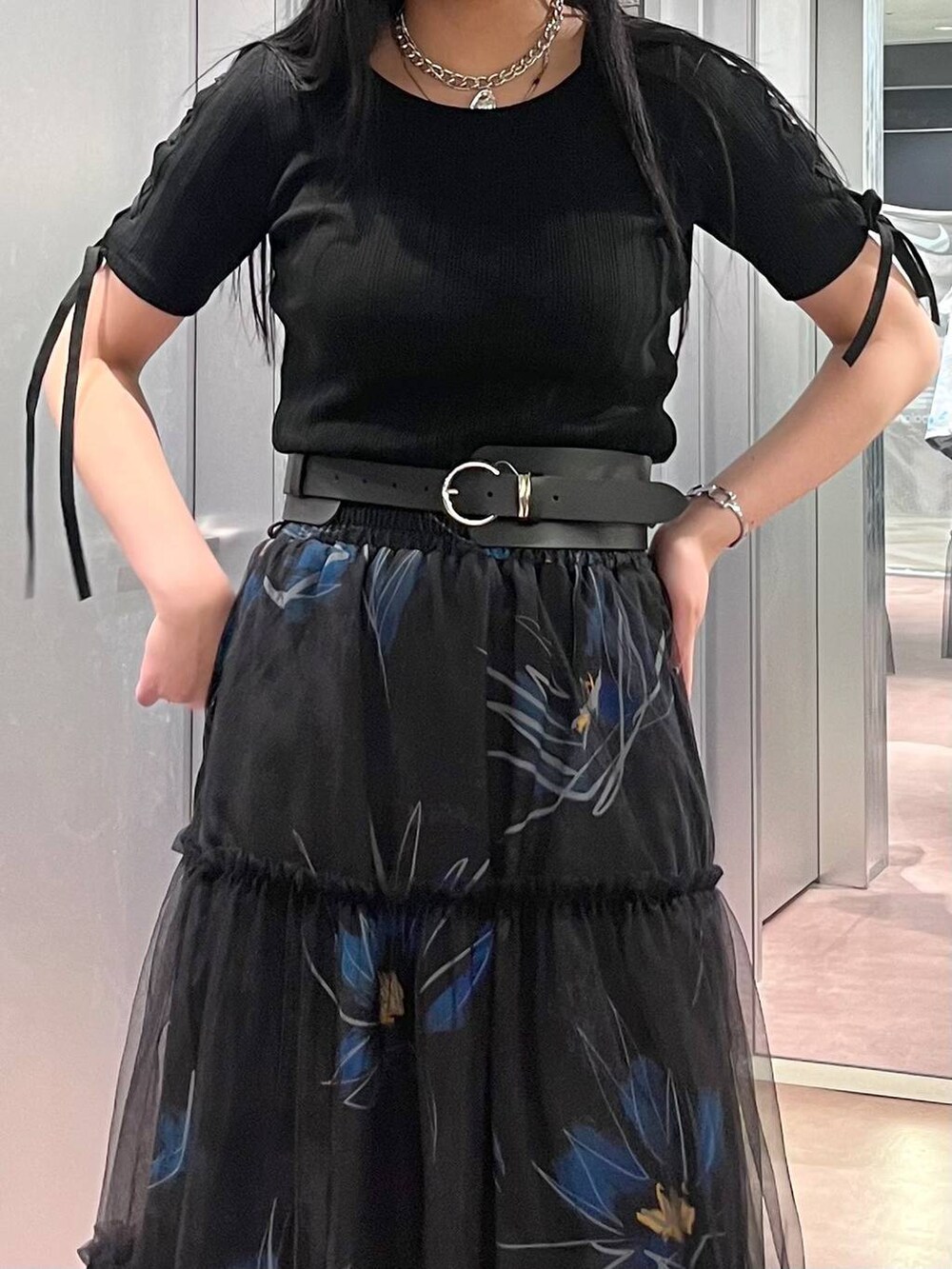 ブラック系のTシャツ/カットソー、ブラック系のスカート、ブラック系のサンダルを着用したレディースの春コーディネートの3枚目の写真