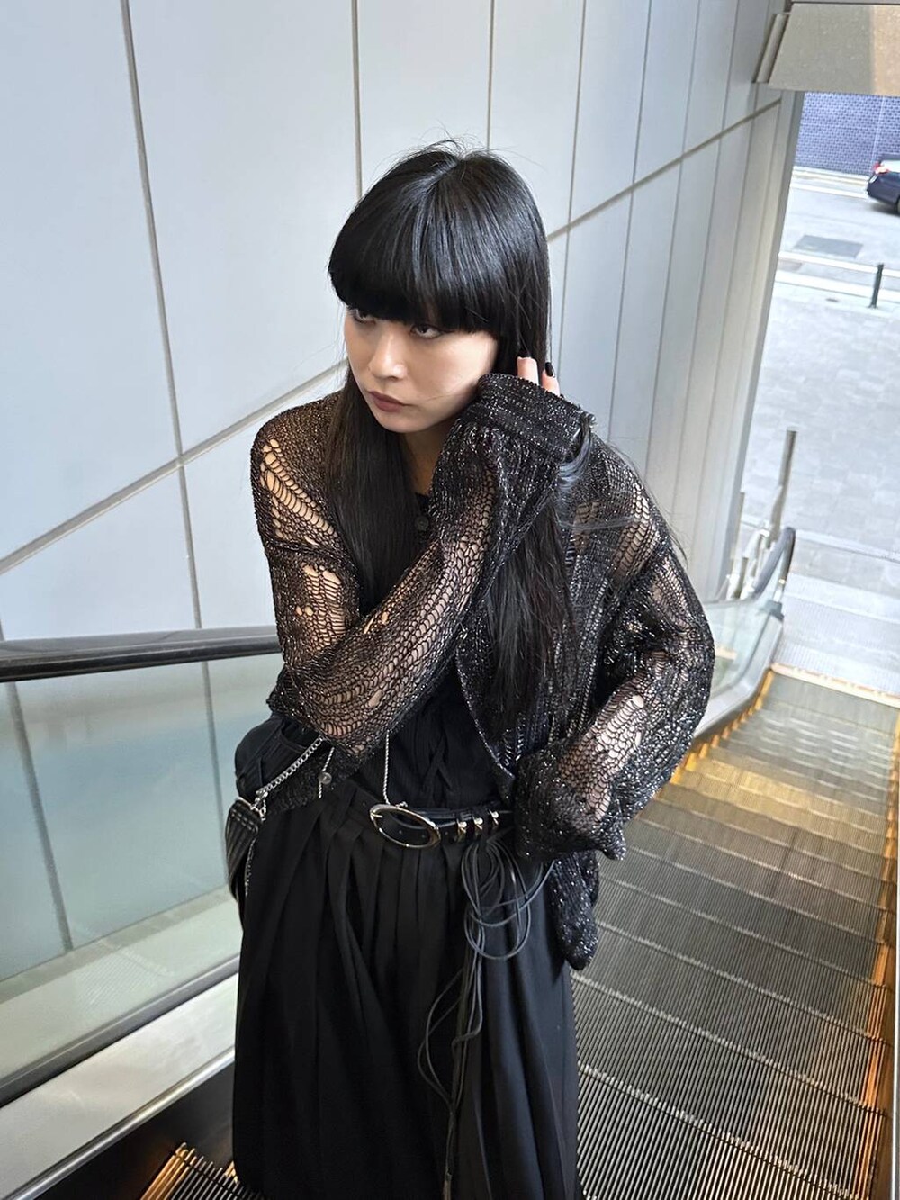 ブラック系のサンダル、ブラック系のその他パンツ、ブラック系のシャツ/ブラウスを着用したレディースの夏コーディネートの6枚目の写真