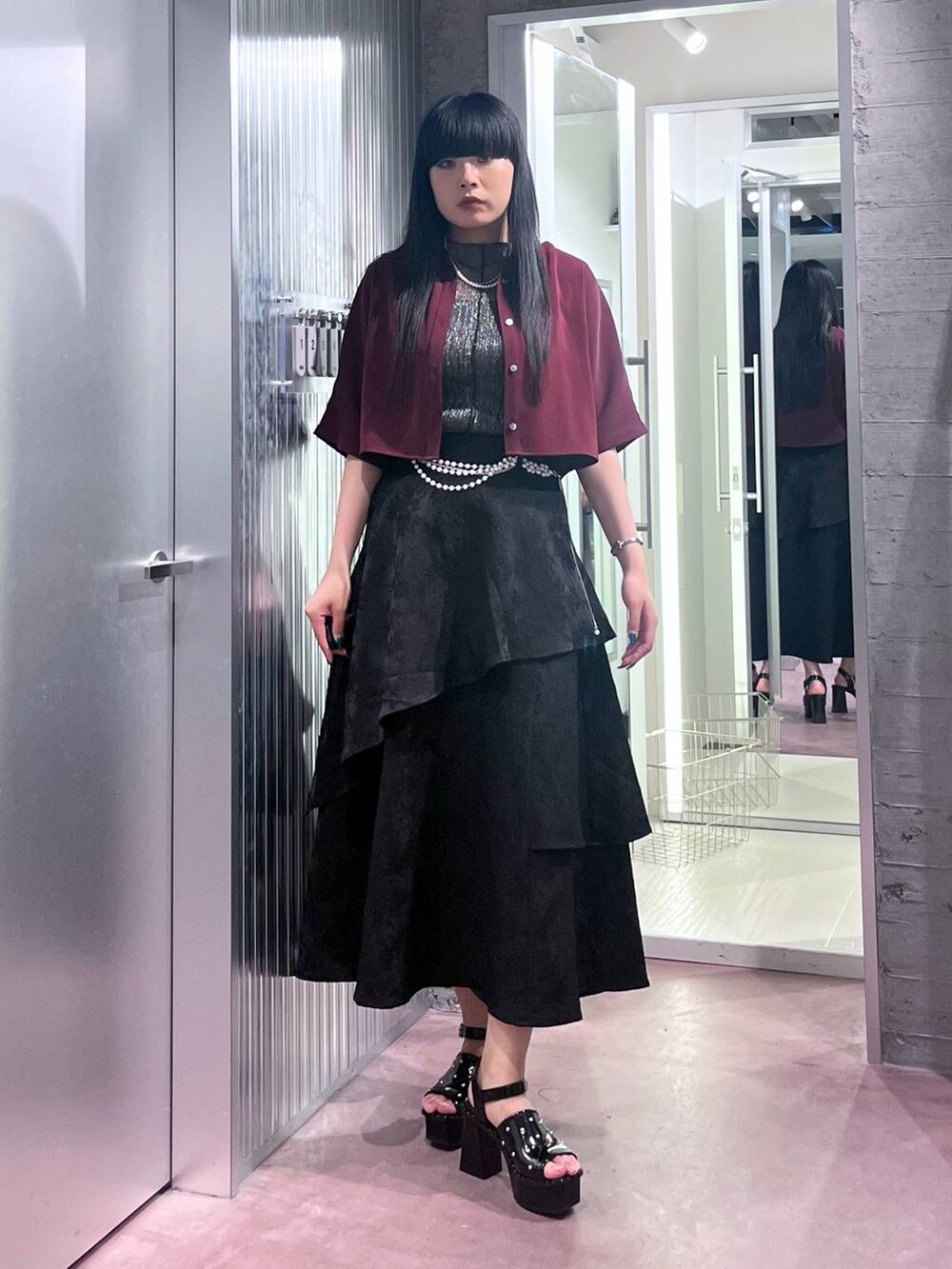 ブラック系のサンダル、レッド系のシャツ/ブラウス、ブラック系のスカートを着用したレディースの春コーディネートの8枚目の写真