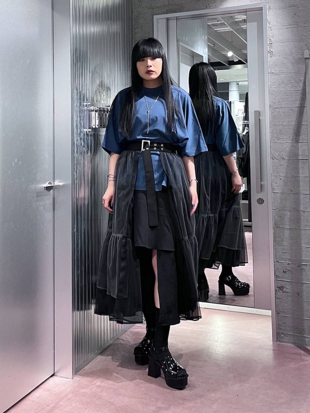 ブラック系のサンダル、ブルー系のTシャツ/カットソー、ブラック系のワンピースを着用したレディースの春コーディネートの2枚目の写真