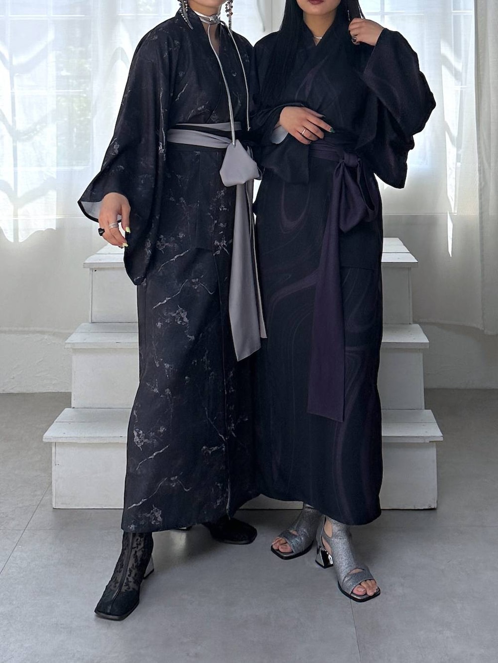 シルバー系のサンダル、ブラック系のブーツ、シルバー系のチョーカーを着用したレディースの春コーディネートの3枚目の写真