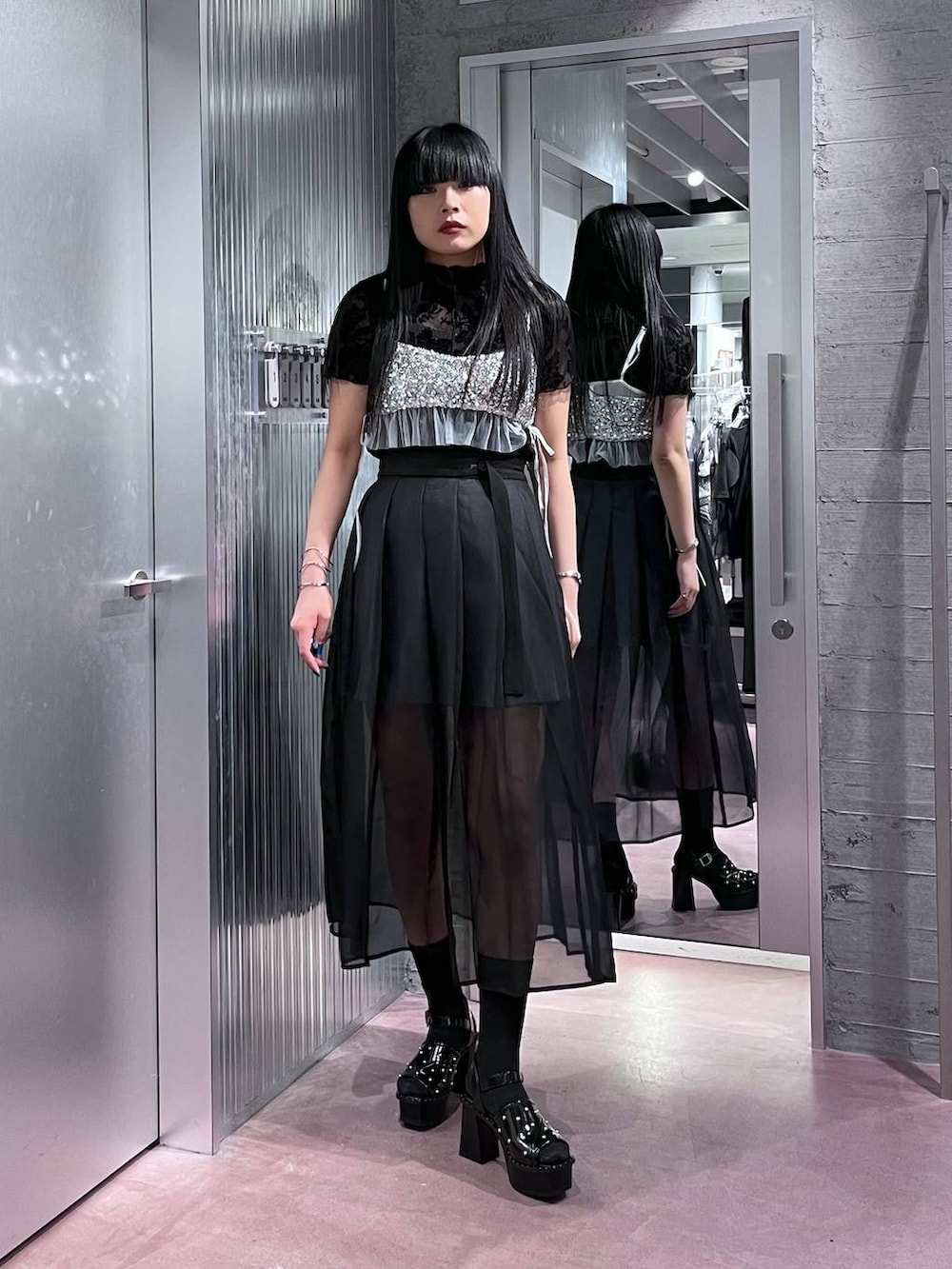 ブラック系のサンダル、シルバー系のチューブトップ、ブラック系のTシャツ/カットソーを着用したレディースの春コーディネートの6枚目の写真
