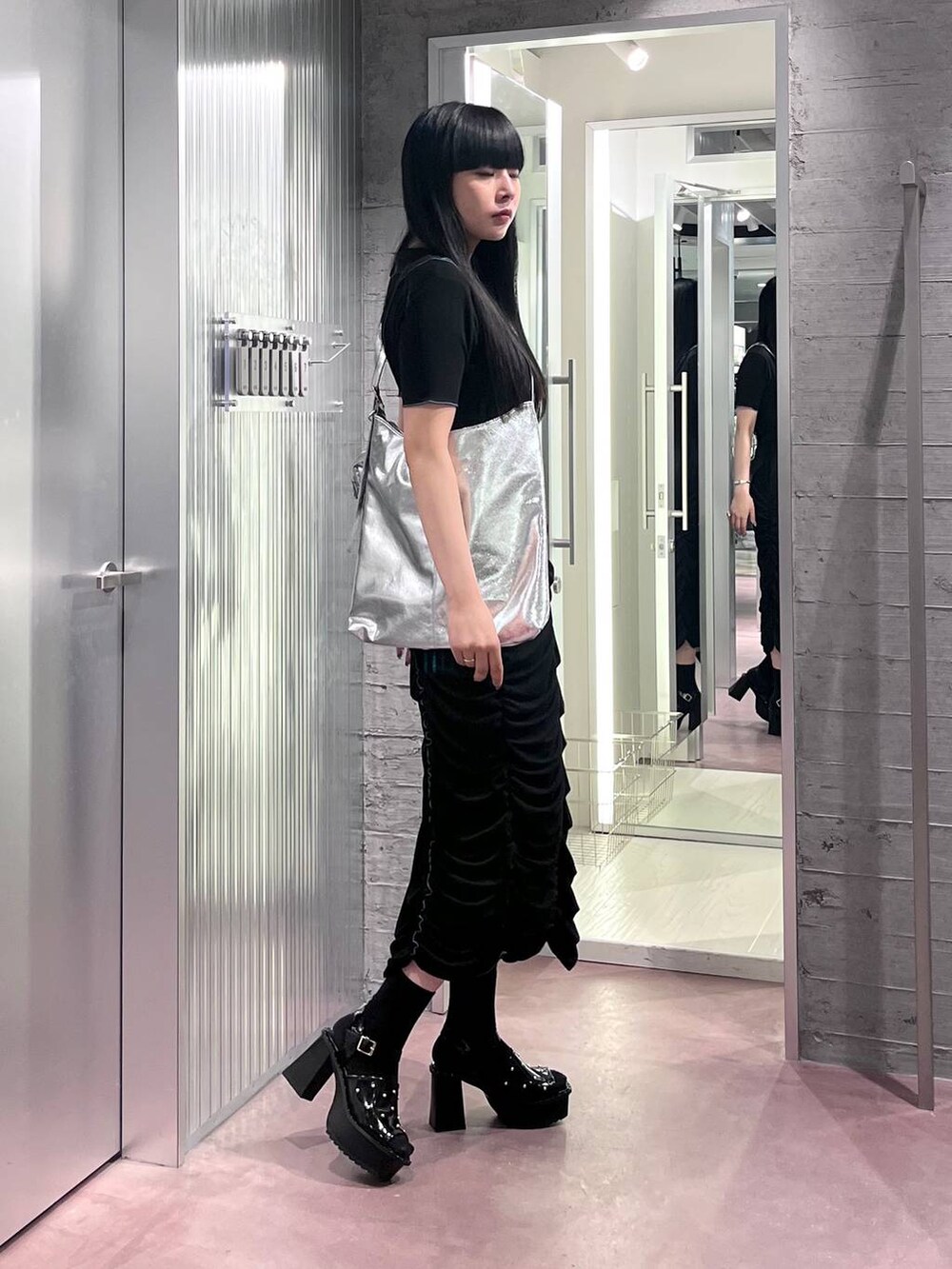 ブラック系のサンダル、シルバー系のショルダーバッグ、ブラック系のワンピースを着用したレディースの夏コーディネートの3枚目の写真