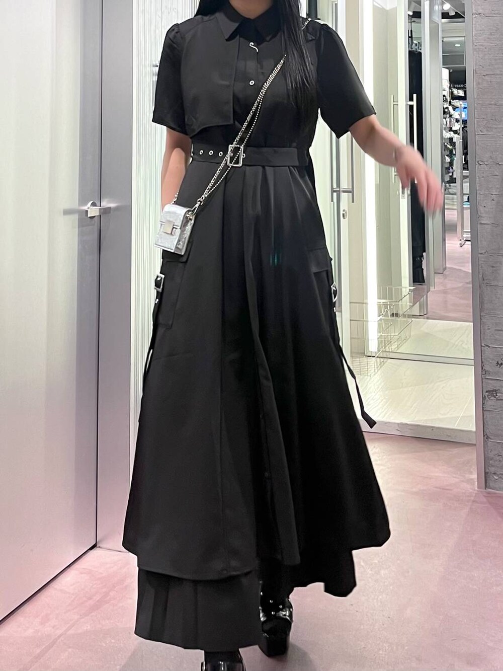 ブラック系のサンダル、ブラック系のその他パンツ、シルバー系のショルダーバッグを着用したレディースの夏コーディネートの6枚目の写真