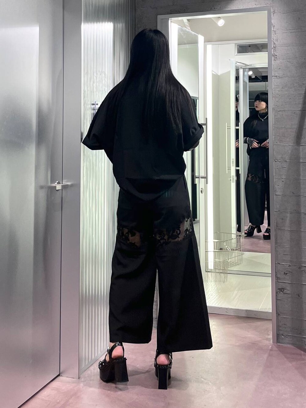 ブラック系のサンダル、ブラック系のその他パンツ、ブラック系のTシャツ/カットソーを着用したレディースの夏コーディネートの5枚目の写真