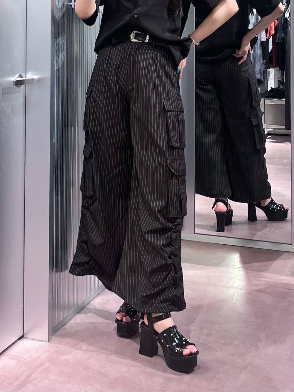 ブラック系のサンダル、ブラック系のシャツ/ブラウス、その他のカーゴパンツを着用したレディースの春コーディネートの6枚目の写真