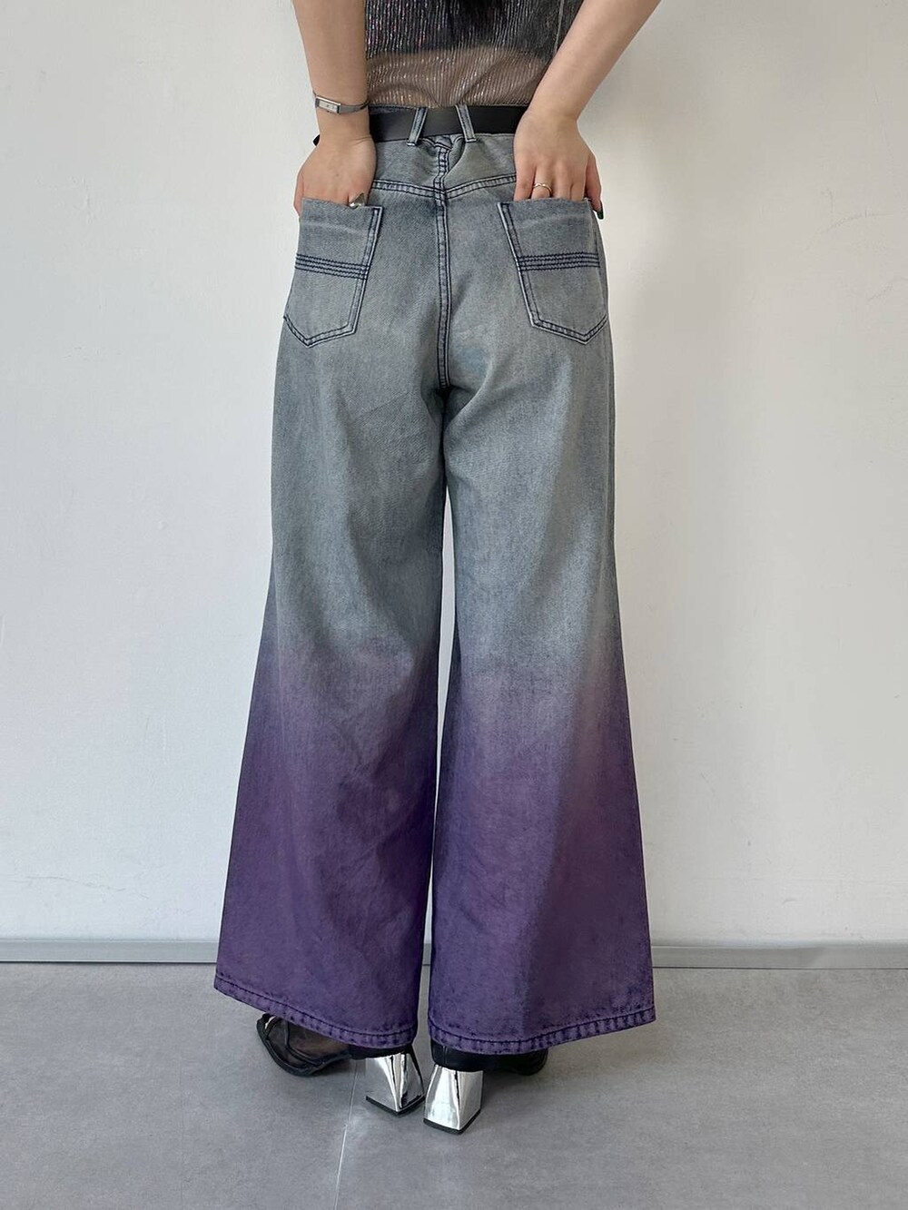 ブラック系のサンダル、パープル系のデニムパンツ、グレー系のTシャツ/カットソーを着用したレディースの春コーディネートの6枚目の写真