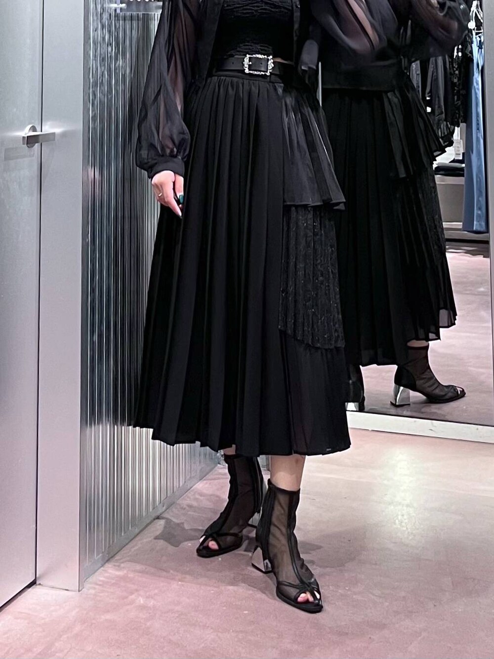 ブラック系のサンダル、ブルー系のシャツ/ブラウス、ブラック系のスカートを着用したレディースの春コーディネートの7枚目の写真