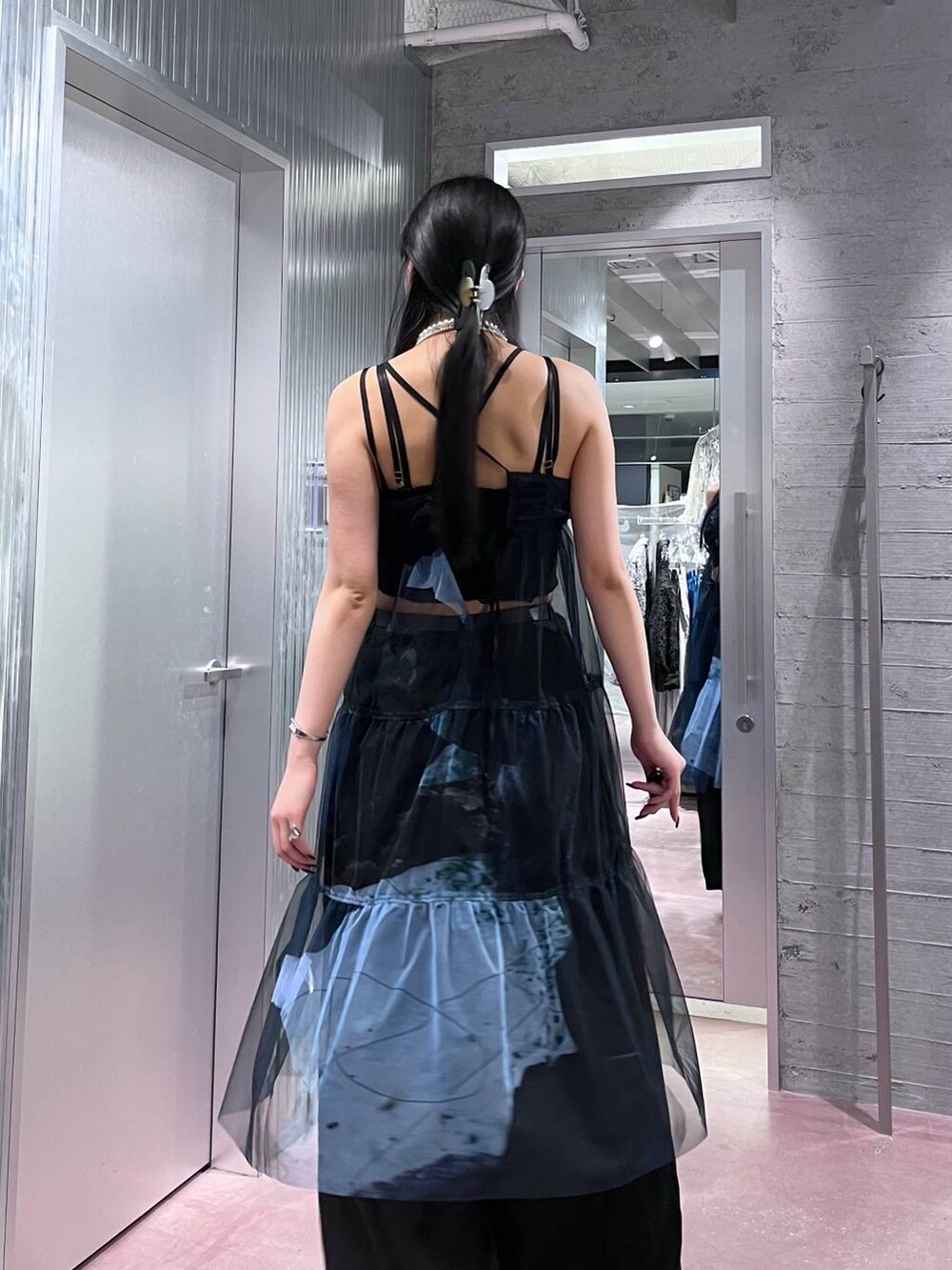 ブラック系のサンダル、ブラック系のその他パンツ、ブラック系のワンピースを着用したレディースの夏コーディネートの6枚目の写真