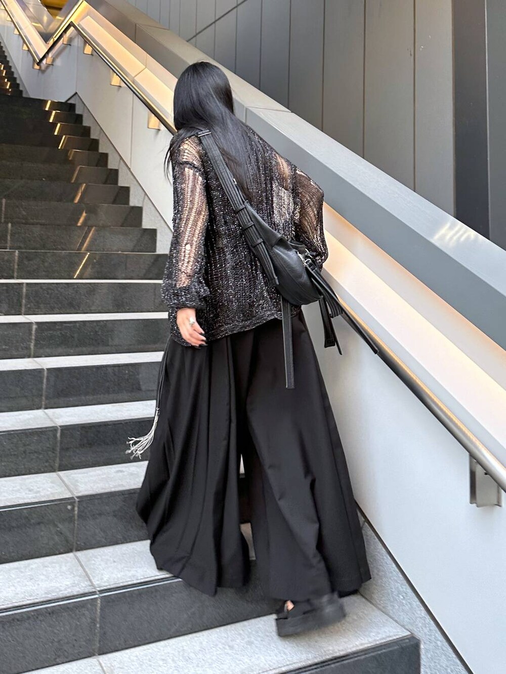 ブラック系のサンダル、ブラック系のその他パンツ、ブラック系のシャツ/ブラウスを着用したレディースの夏コーディネートの4枚目の写真