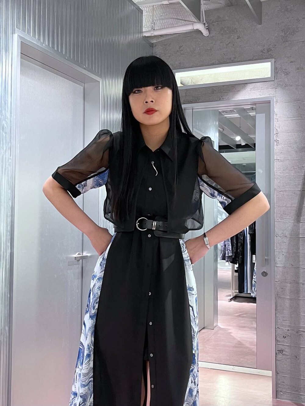 ブルー系のワンピース、ブラック系のその他パンツ、ブラック系のベルトを着用したレディースの春コーディネートの7枚目の写真