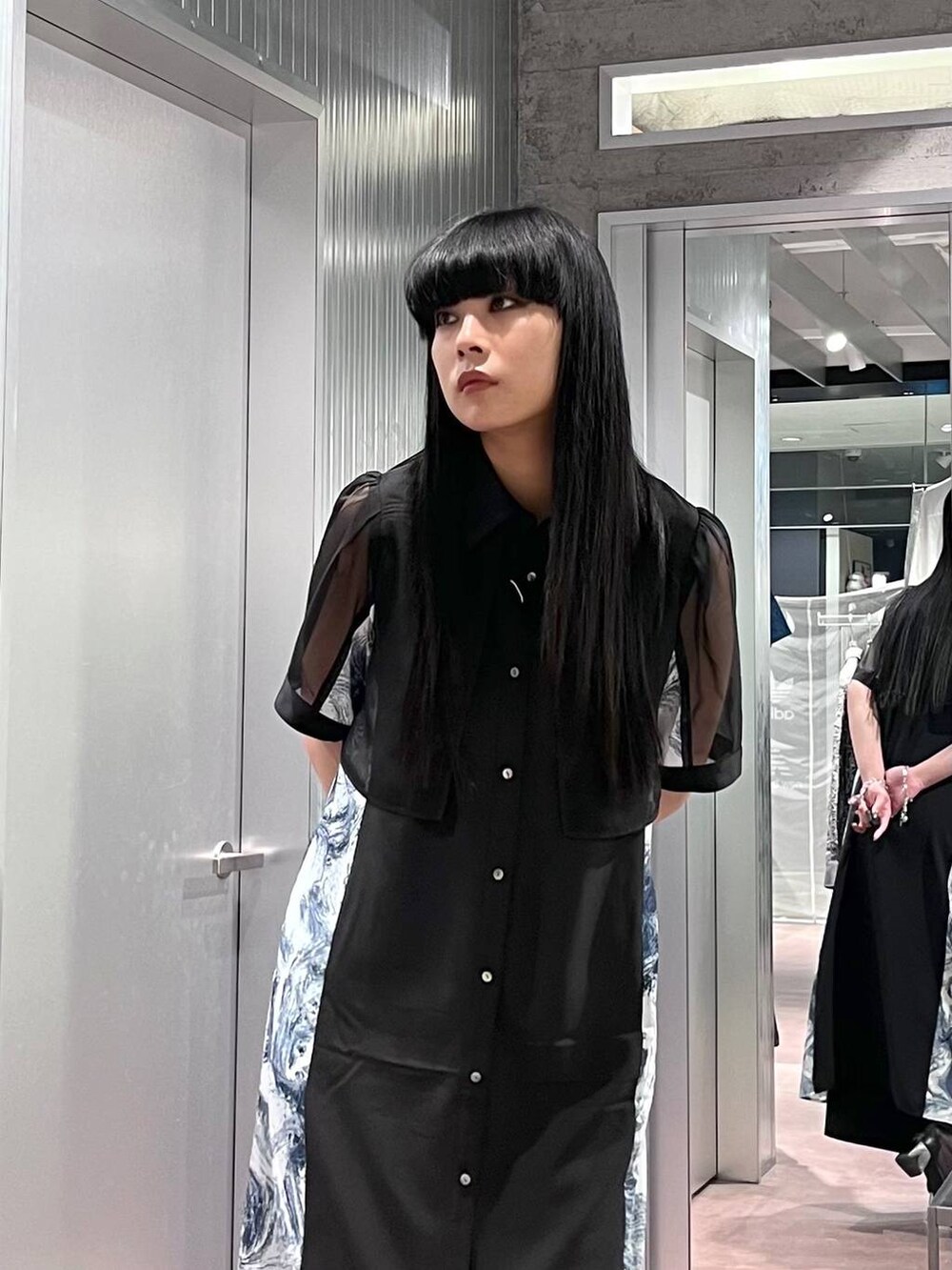 グレー系のワンピースを着用したレディースの夏コーディネートの4枚目の写真